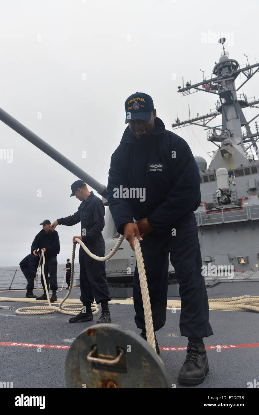 150429-N-HQ940-066 OCEANO ATLANTICO (29 aprile 2015) marinai linea di impugnatura a bordo della USS McFaul (DDG 74) in preparazione di una visita di porto di Ponta Delgada, Portogallo, Aprile 29, 2015. McFaul, un Arleigh Burke-class guidato-missile distruttore, homeported in Norfolk, sta conducendo operazioni navali negli Stati Uniti Sesta flotta area di operazioni a sostegno degli Stati Uniti per gli interessi di sicurezza nazionali in Europa. (U.S. Foto di Marina di Massa lo specialista di comunicazione di terza classe Nicholas Frank Cottone/rilasciato) Foto Stock