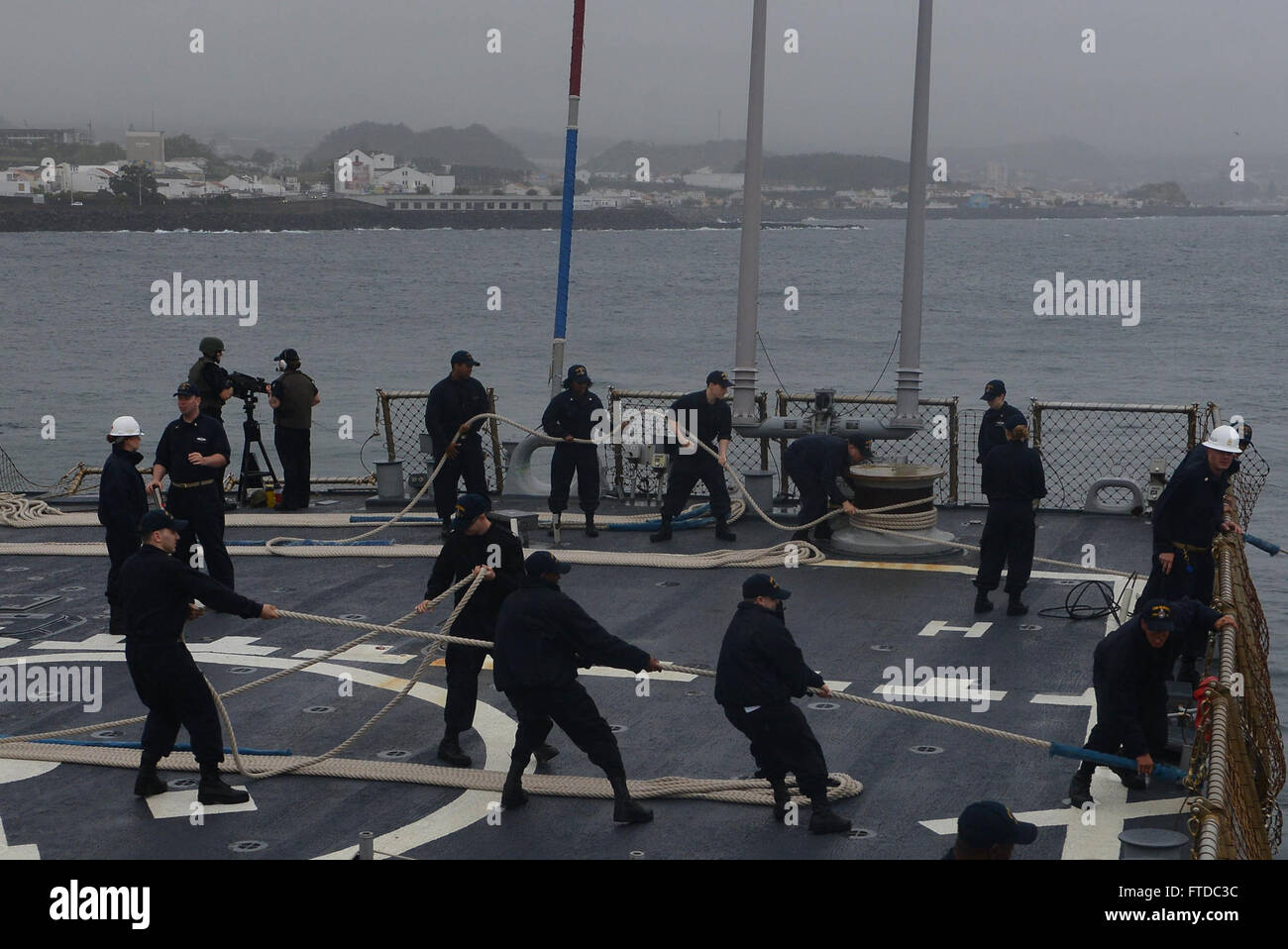150429-N-HQ940-116 Ponta Delgada, Portogallo (29 aprile 2015) i marinai a bordo della USS McFaul (DDG 74) heave linea mentre tirando nel porto di Ponta Delgada, Portogallo, Aprile 29, 2015. McFaul, un Arleigh Burke-class guidato-missile distruttore, homeported in Norfolk, sta conducendo operazioni navali negli Stati Uniti Sesta flotta area di operazioni a sostegno degli Stati Uniti per gli interessi di sicurezza nazionali in Europa. (U.S. Foto di Marina di Massa lo specialista di comunicazione di terza classe Nicholas Frank Cottone/rilasciato) Foto Stock