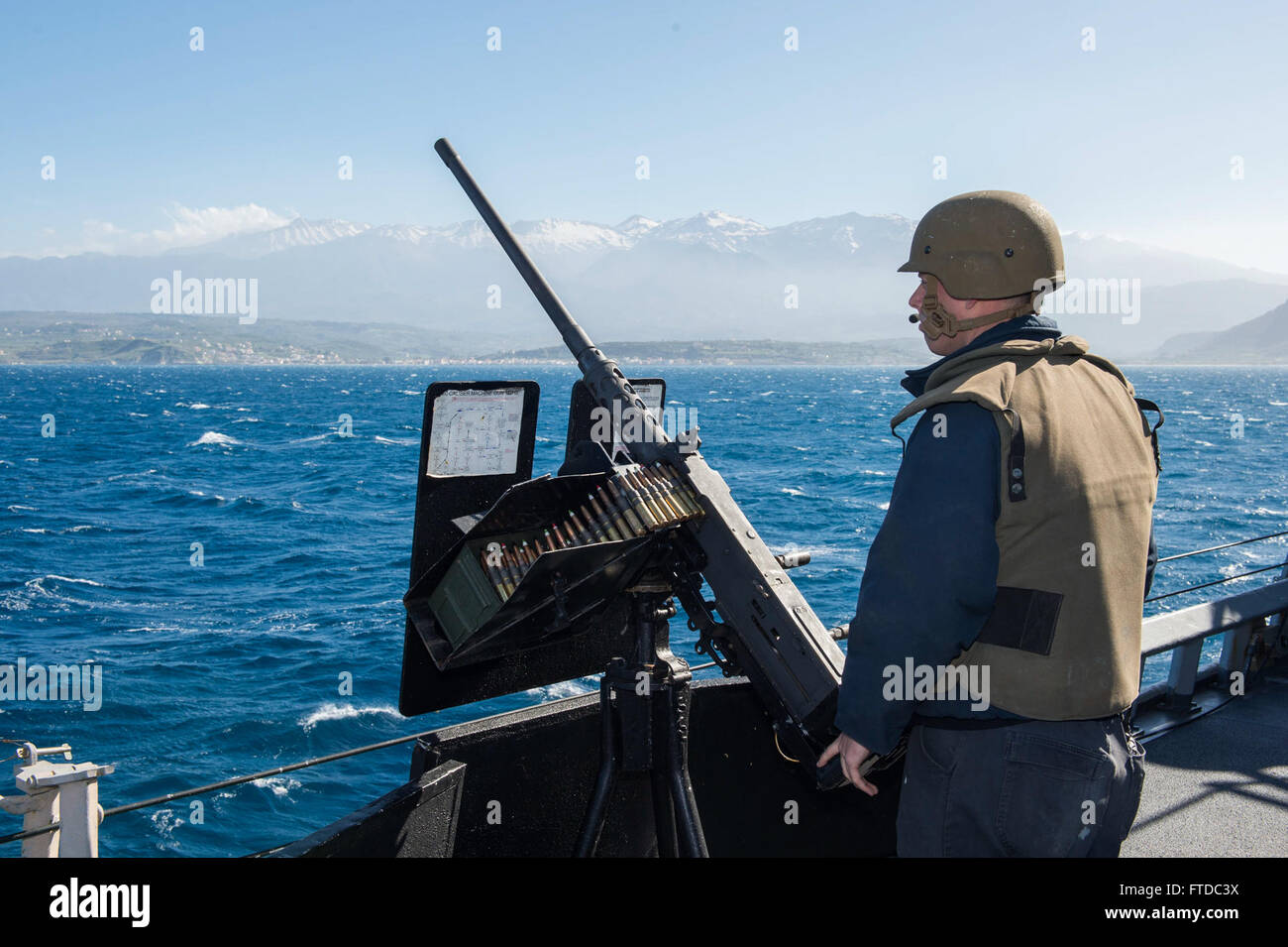 150429-N-XB010-092 SOUDA BAY, Grecia (29 aprile 2015) da bombardieri Mate 2a classe di Michael Martin da Jayess, Mississippi, mans un .calibro 50 mitragliatrice come parte del piccolo calibro azione team a bordo della USS Laboon (DDG 58) mentre si avvicinano Souda Bay, la Grecia per una porta programmata visita il 29 aprile 2015. Laboon, un Arleigh Burke-class guidato-missile distruttore, homeported in Norfolk, sta conducendo operazioni navali negli Stati Uniti Sesta flotta area di operazioni a sostegno degli Stati Uniti per gli interessi di sicurezza nazionali in Europa. (U.S. Foto di Marina di Massa lo specialista di comunicazione di terza classe Desmond Parchi/rilasciato) Foto Stock