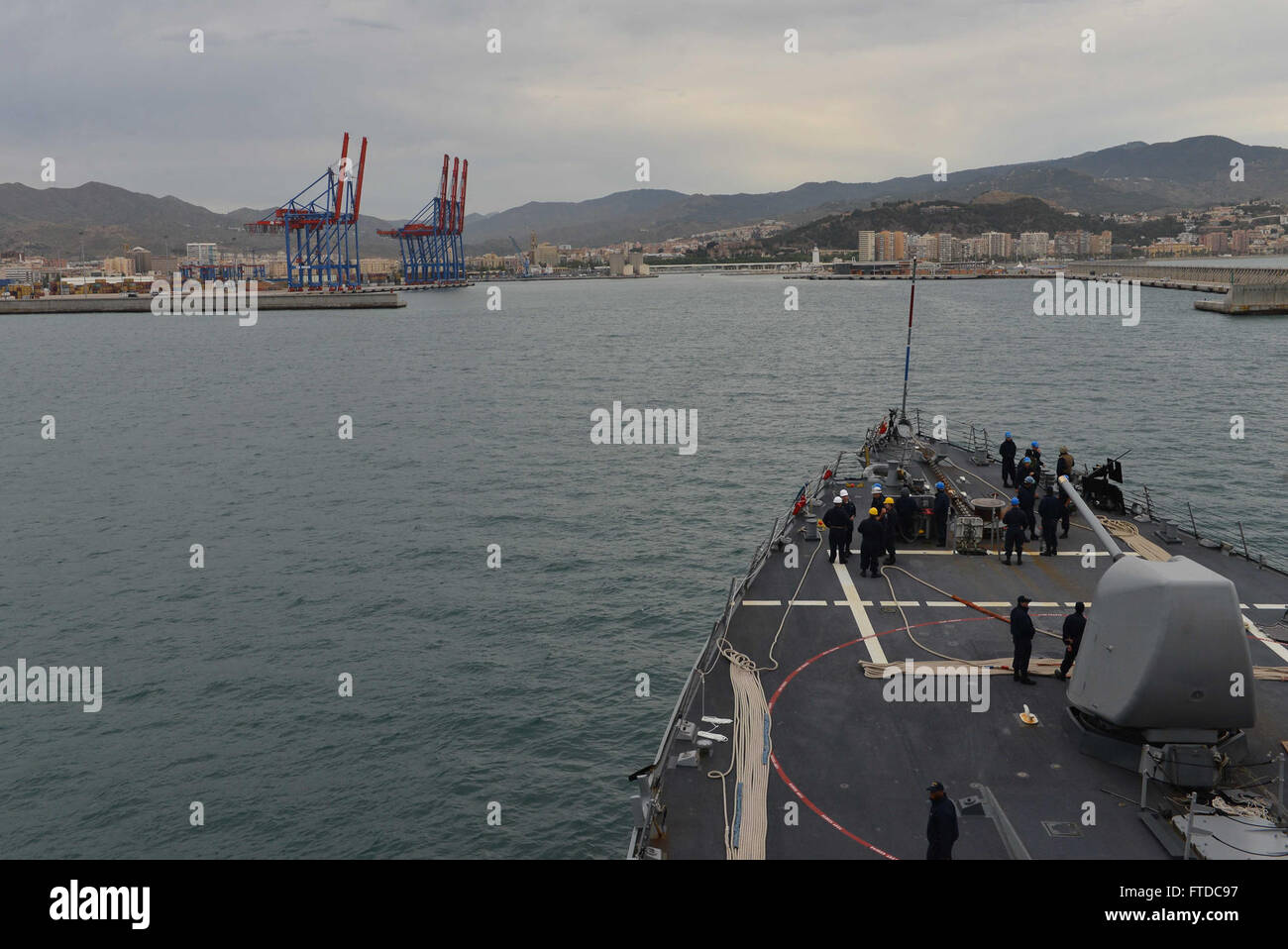 150505-N-HQ940-039 MARE MEDITERRANEO (5 maggio 2015) USS McFaul (DDG 74) si prepara a tirare nel porto di Malaga, in Spagna, il 5 maggio 2015. McFaul, un Arleigh Burke-classe-guidato distruttore, homeported in Norfolk, sta conducendo operazioni navali negli Stati Uniti Sesta flotta area di operazioni a sostegno degli Stati Uniti per gli interessi di sicurezza nazionali in Europa. (U.S. Foto di Marina di Massa lo specialista di comunicazione di terza classe Nicholas Frank Cottone/rilasciato) Foto Stock