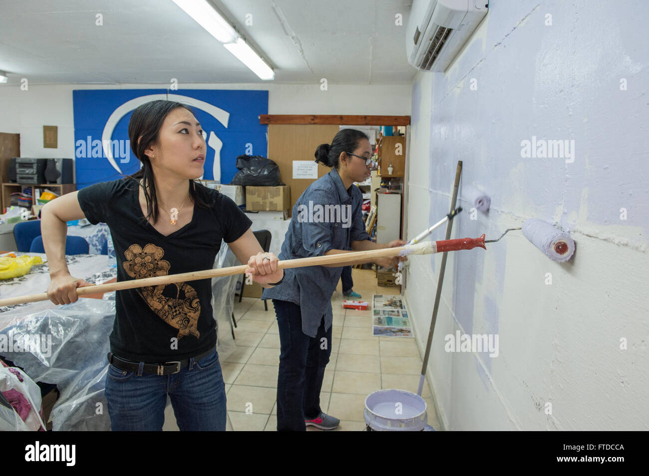 150508-N-XB010-095 HAIFA, Israele (8 maggio 2015) Turbina a Gas System technician (meccanico) 3° di classe Luna Kim, da Mahopac, New York, sinistra e marinaio Elizabeth Ritiali, dal Queens, a New York, entrambi assegnati alla USS Laboon (DDG 58), dipingere una parete durante una comunità progetto relazioni al Kiryat-Hain donne Organizzazione sionista di Haifa, Israele, 8 maggio 2015. Laboon, un Arleigh Burke-class guidato-missile distruttore, homeported in Norfolk, sta conducendo operazioni navali negli Stati Uniti Sesta flotta area di operazioni a sostegno degli Stati Uniti per gli interessi di sicurezza nazionali in Europa. (U.S. Foto di Marina di Massa organi giurisdi Foto Stock