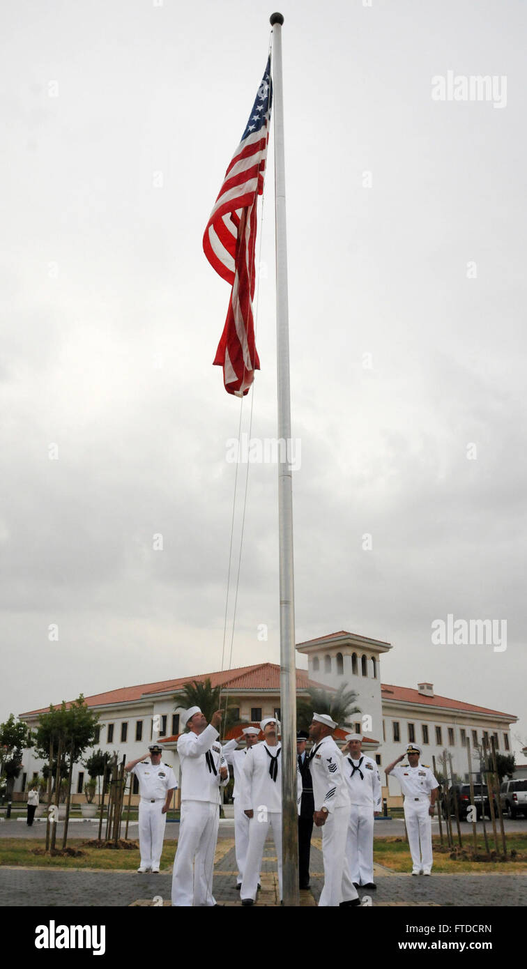 150525-N-VJ282-035 Naval Station Rota, Spagna (25 maggio 2015) Bandiera dettaglio membri assegnati al comandante, U.S. Le attività navali Spagna, distendere la bandiera durante un giorno memoriale alzabandiera cerimonia. Durante il sollevamento della bandiera è un evento quotidiano per la maggior parte dei militari statunitensi installazioni in tutto il mondo, NAVSTA Rota è posizionato su una marina spagnola base e consentita solo per alzare la bandiera americana dopo aver ottenuto un permesso speciale. (U.S. Foto di Marina di Massa lo specialista di comunicazione 1a classe Brian Dietrick /rilasciato) Foto Stock