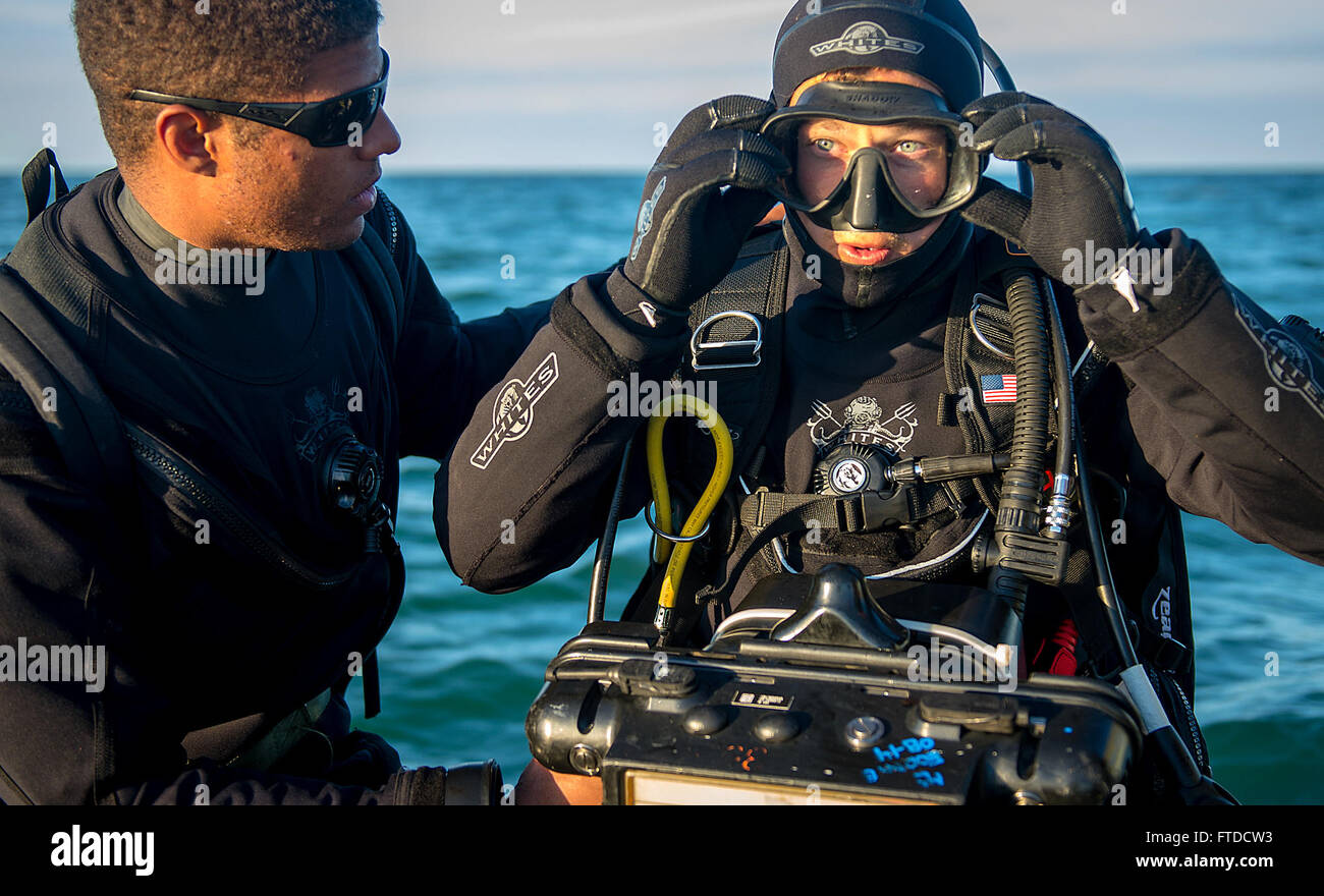 150525-N-RA981-107 MAR BALTICO (25 maggio 2015) l'eliminazione degli ordigni esplosivi tecnico di terza classe David Hubbard, dalla stazione di Huntington, NewYork, assiste l'eliminazione degli ordigni esplosivi tecnico 2a classe Ethan Kegley, da Anery, Wisconsin, con pre-dive controlli prima di condurre il mio contromisura operazioni nel Mar Baltico, al largo della costa della Estonia, 25 maggio, durante l'esercizio aperto spirito 2015. Entrambi i marinai sono assegnati per l'eliminazione degli ordigni esplosivi unità mobile 8, che sta lavorando in collaborazione con i team di EOD da Estonia, Germania, Lettonia, Lituania, Polonia e Svezia per smaltire unexplode Foto Stock