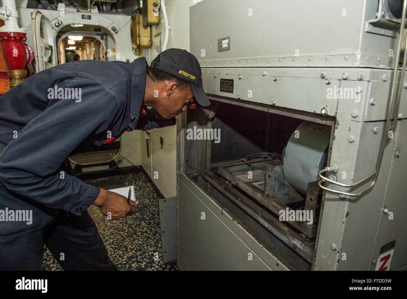 150603-N-XB010-007 SOUDA BAY, Grecia (3 giugno 2015) Da elettricista, Mate Fireman Brandell Trice, da Oakley, California, risolve il problema di una unità di ventilazione a bordo della USS Laboon (DDG 58) Giugno 3, 2015. Laboon, un Arleigh Burke-class guidato-missile distruttore, homeported in Norfolk, sta conducendo operazioni navali negli Stati Uniti Sesta flotta area di operazioni a sostegno degli Stati Uniti per gli interessi di sicurezza nazionali in Europa. (U.S. Foto di Marina di Massa lo specialista di comunicazione di terza classe Desmond Parchi) Foto Stock