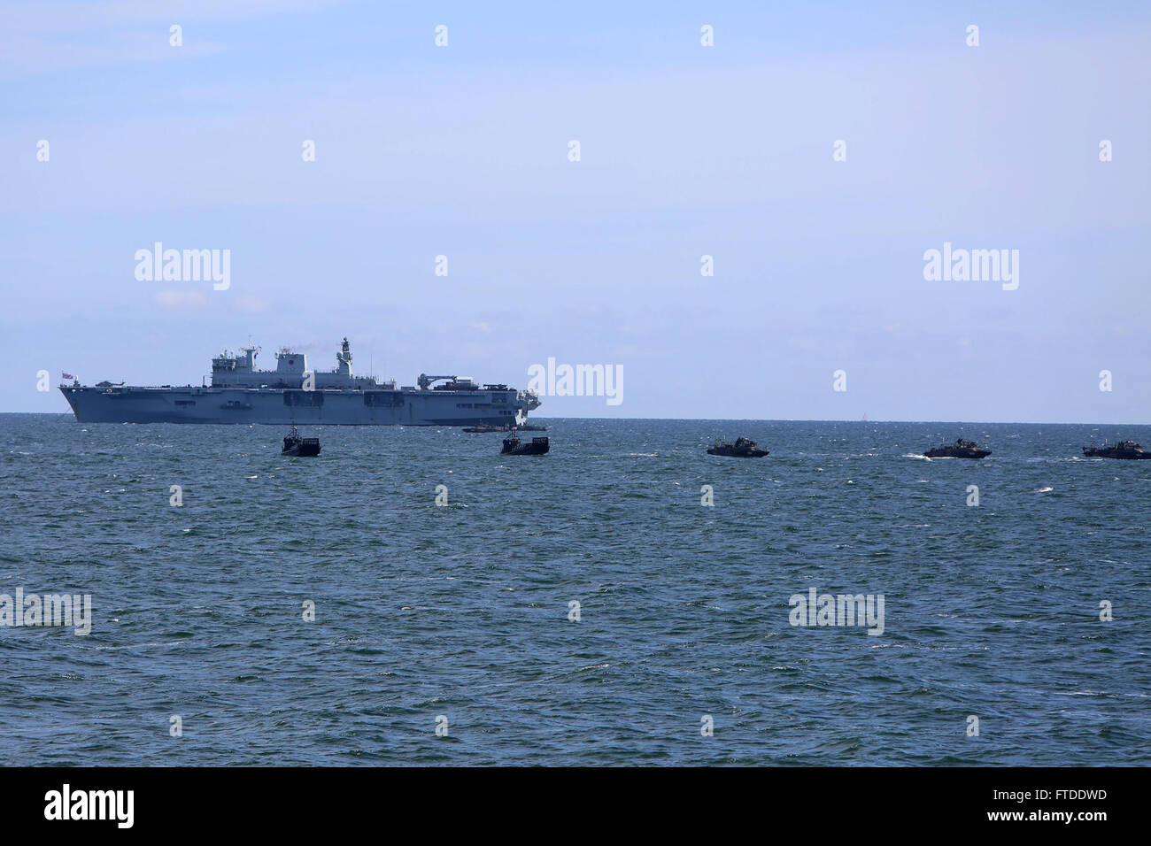 150617-M-OM USTKA669-017, Polonia (17 giugno 2015) DEGLI STATI UNITI Marines e servizio membri provenienti da Finlandia, Svezia e Paesi Bassi, il Regno Unito e gli Stati Uniti Marina e gli Stati Uniti Esercito che comprendono la BALTOPS combinato di forza di sbarco e combinate Amphibious Task Force , effettuare un atterraggio anfibio in Ustka, Polonia, 17 giugno 2015. BALTOPS , un annualmente ricorrenti esercizio multinazionale progettati per migliorare la flessibilità e interoperabilità, nonché la volontà di alleati e partner le forze per la difesa della regione del Baltico. (U.S. Marine Corps photo by 1Lt. Sarah E. ustioni) Foto Stock