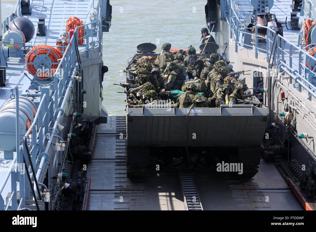 150617-M-OM USTKA669-008, Polonia (17 giugno 2015) DEGLI STATI UNITI Marines e servizio membri provenienti da Finlandia, Svezia e Paesi Bassi, il Regno Unito e gli Stati Uniti Marina e gli Stati Uniti Esercito che comprendono la BALTOPS 2015 combinato di forza di sbarco e combinate Amphibious Task Force, effettuare un atterraggio anfibio in Ustka, Polonia, 17 giugno 2015 BALTOPS , un annualmente ricorrenti esercizio multinazionale progettati per migliorare la flessibilità e interoperabilità, nonché la volontà di alleati e partner le forze per la difesa della regione del Baltico. (U.S. Marine Corps photo by 1Lt. Sarah E. ustioni) Foto Stock