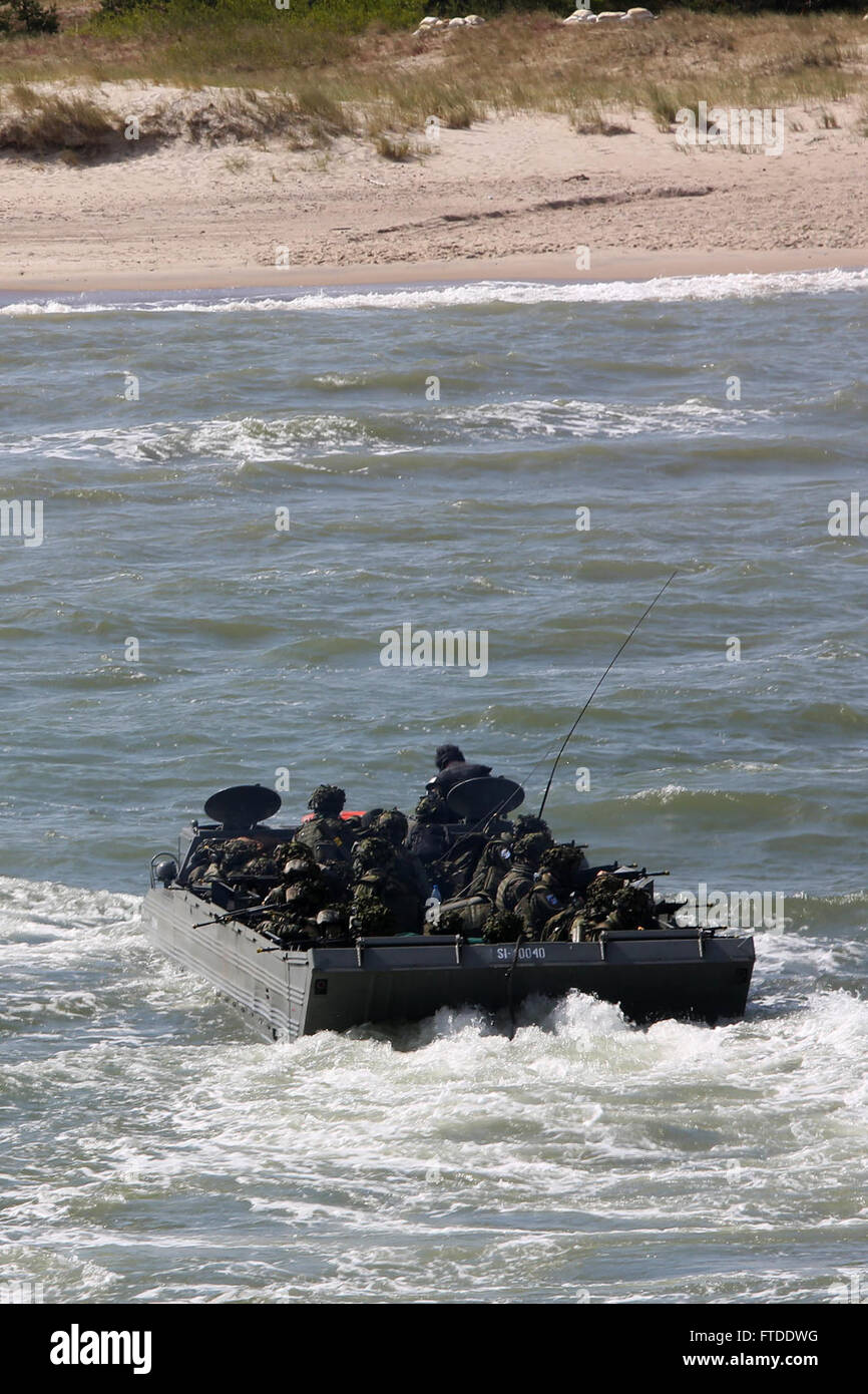 150617-M-OM USTKA669-009, Polonia (17 giugno 2015) Servicemembers dalla Finlandia, Svezia e Paesi Bassi, il Regno Unito e gli Stati Uniti Navy, Marine Corps e gli Stati Uniti Esercito che comprendono la BALTOPS 2015 combinato di forza di sbarco e combinate Amphibious Task Force, effettuare un atterraggio anfibio in Ustka, Polonia, 17 giugno BALTOPS , un annualmente ricorrenti esercizio multinazionale progettati per migliorare la flessibilità e interoperabilità, nonché la volontà di alleati e partner le forze per la difesa della regione del Baltico. (U.S. Marine Corps photo by 1Lt. Sarah E. ustioni) Foto Stock