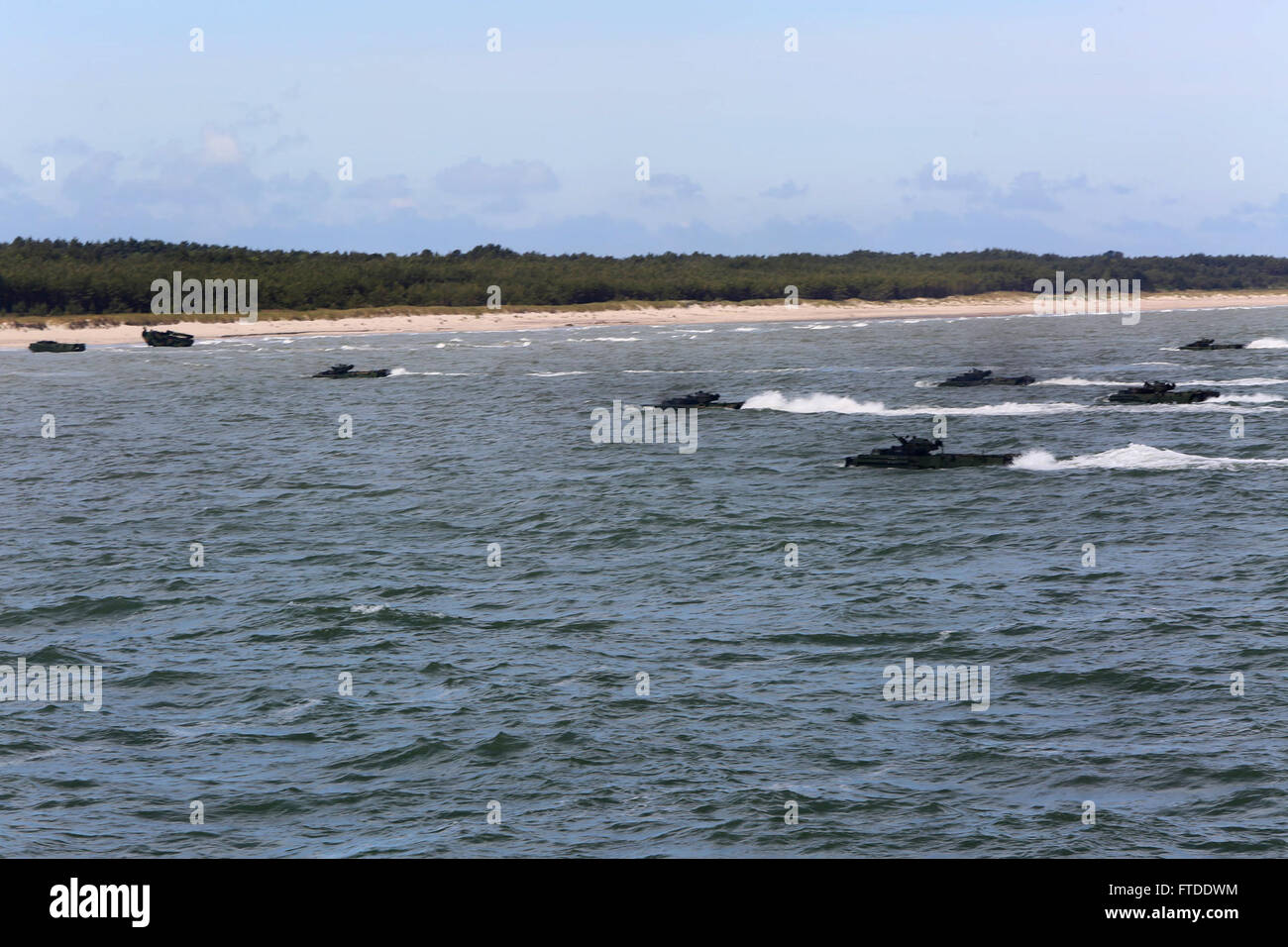 150617-M-OM USTKA669-021, Polonia (17 giugno 2015) assalto anfibio veicoli terra sulle rive del Ustka, in Polonia per la BALTOPS 2015 sbarco anfibio, 17 giugno. Stati Uniti Marines e servicemembers dalla Finlandia, Svezia e Paesi Bassi, il Regno Unito e gli Stati Uniti Marina e gli Stati Uniti Esercito che comprendono la BALTOPS combinato di forza di sbarco e combinate Amphibious Task Force ha condotto l'atterraggio anfibio. BALTOPS, annualmente multinazionale ricorrenti esercizio inteso a migliorare la flessibilità e interoperabilità, nonché la volontà di alleati e partner le forze per la difesa della regione del Baltico. (U.S. Ma Foto Stock