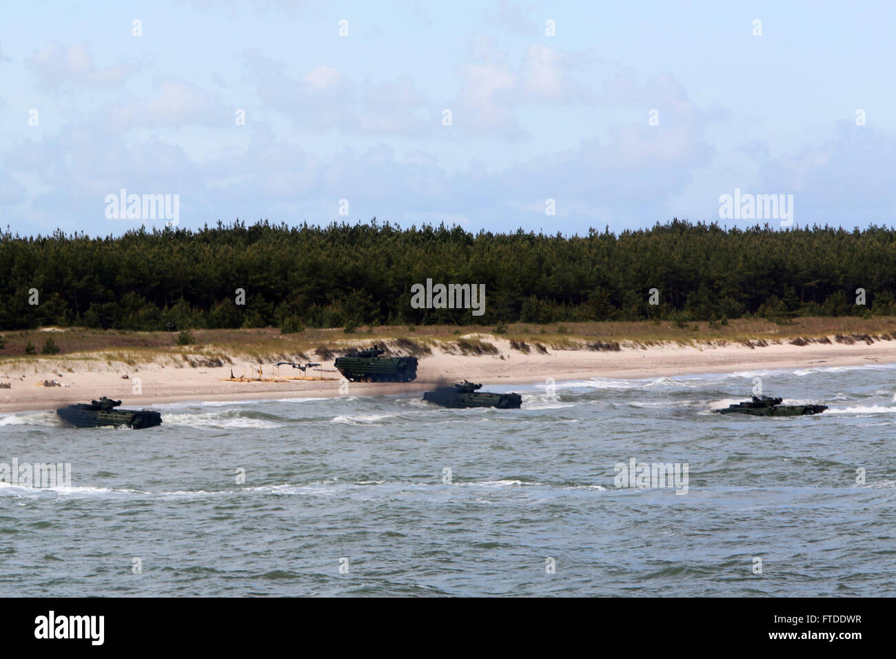 150617-M-OM USTKA669-025, Polonia (17 giugno 2015) assalto anfibio veicoli terra sulle rive del Ustka, in Polonia per la BALTOPS 2015 sbarco anfibio, 17 giugno. Stati Uniti Marines e servizio membri provenienti da Finlandia, Svezia e Paesi Bassi, il Regno Unito e gli Stati Uniti Marina e gli Stati Uniti Esercito che comprendono la BALTOPS combinato di forza di sbarco e combinate Amphibious Task Force ha condotto l'atterraggio anfibio. BALTOPS è un annualmente ricorrenti esercizio multinazionale progettati per migliorare la flessibilità e interoperabilità, nonché la volontà di alleati e partner le forze per la difesa della regione del Baltico. (U.S. Foto Stock