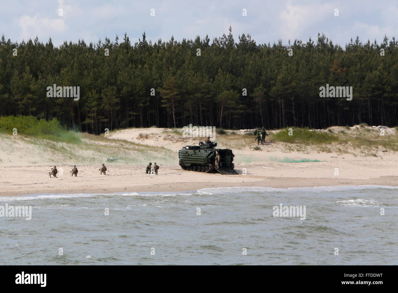 150617-M-OM USTKA669-027, Polonia (17 giugno 2015) assalto anfibio veicoli terra sulle rive del Ustka, in Polonia per la BALTOPS 2015 sbarco anfibio, 17 giugno. Stati Uniti Marines e servicemembers dalla Finlandia, Svezia e Paesi Bassi, il Regno Unito e gli Stati Uniti Marina e gli Stati Uniti Esercito che comprendono la BALTOPS combinato di forza di sbarco e combinate Amphibious Task Force ha condotto l'atterraggio anfibio. BALTOPS 2015, annualmente multinazionale ricorrenti esercizio inteso a migliorare la flessibilità e interoperabilità, nonché la volontà di alleati e partner le forze per la difesa della regione del Baltico. (Brevetto statunitense n. Foto Stock
