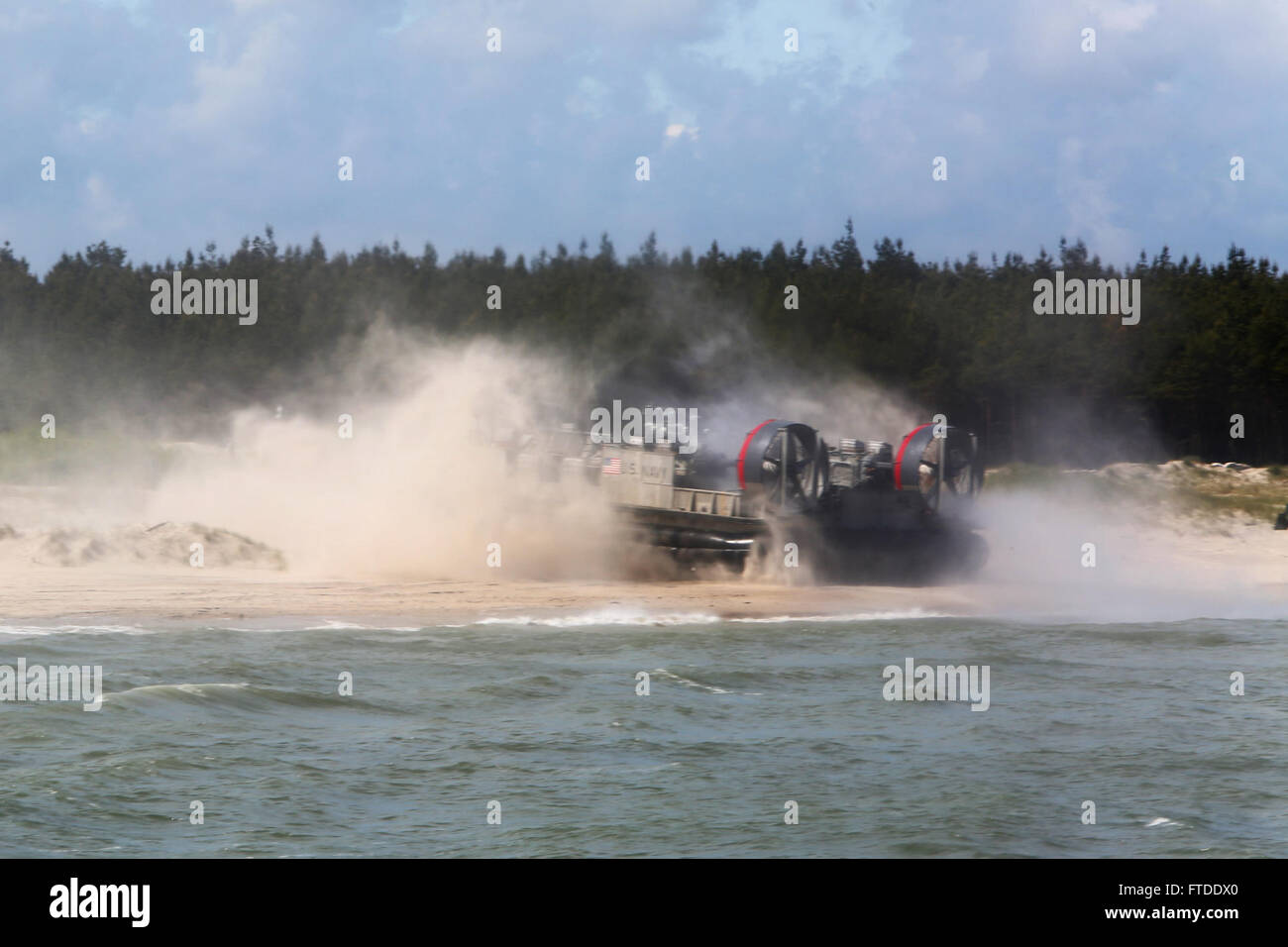 150617-M-OM USTKA669-037, Polonia (17 giugno 2015) una landing craft, cuscino d'aria atterra sulla spiaggia durante la finale di esercizio di anfibio per BALTOPS 2015, Giugno 17. Stati Uniti Marines e servicemembers dalla Finlandia, Svezia e Paesi Bassi, il Regno Unito e gli Stati Uniti Marina e gli Stati Uniti Esercito che comprendono la combinazione di forza di sbarco e combinate Amphibious Task Force condotti sbarco in Ustka, Polonia. BALTOPS è un annualmente ricorrenti esercizio multinazionale progettati per migliorare la flessibilità e interoperabilità, nonché la volontà di alleati e partner le forze per la difesa della regione del Baltico. (Offi Foto Stock