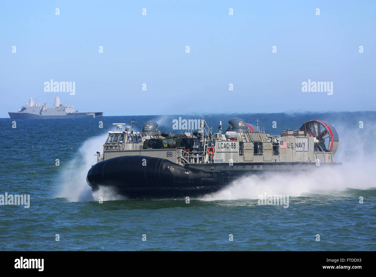 150617-M-OM USTKA669-039, Polonia (17 giugno 2015) Una Landing Craft Air Cushion 88 si avvicina alla spiaggia durante la finale di esercizio di anfibio per BALTOPS 2015, Giugno 17. Stati Uniti Marines e servizio membri provenienti da Finlandia, Svezia e Paesi Bassi, il Regno Unito e gli Stati Uniti Marina e gli Stati Uniti Esercito che comprendono la combinazione di forza di sbarco e combinate Amphibious Task Force ha condotto la sbarco in Ustka, Polonia. BALTOPS è un annualmente ricorrenti esercizio multinazionale progettati per migliorare la flessibilità e interoperabilità, nonché la volontà di alleati e partner le forze per difendere il Mar Baltico regi Foto Stock