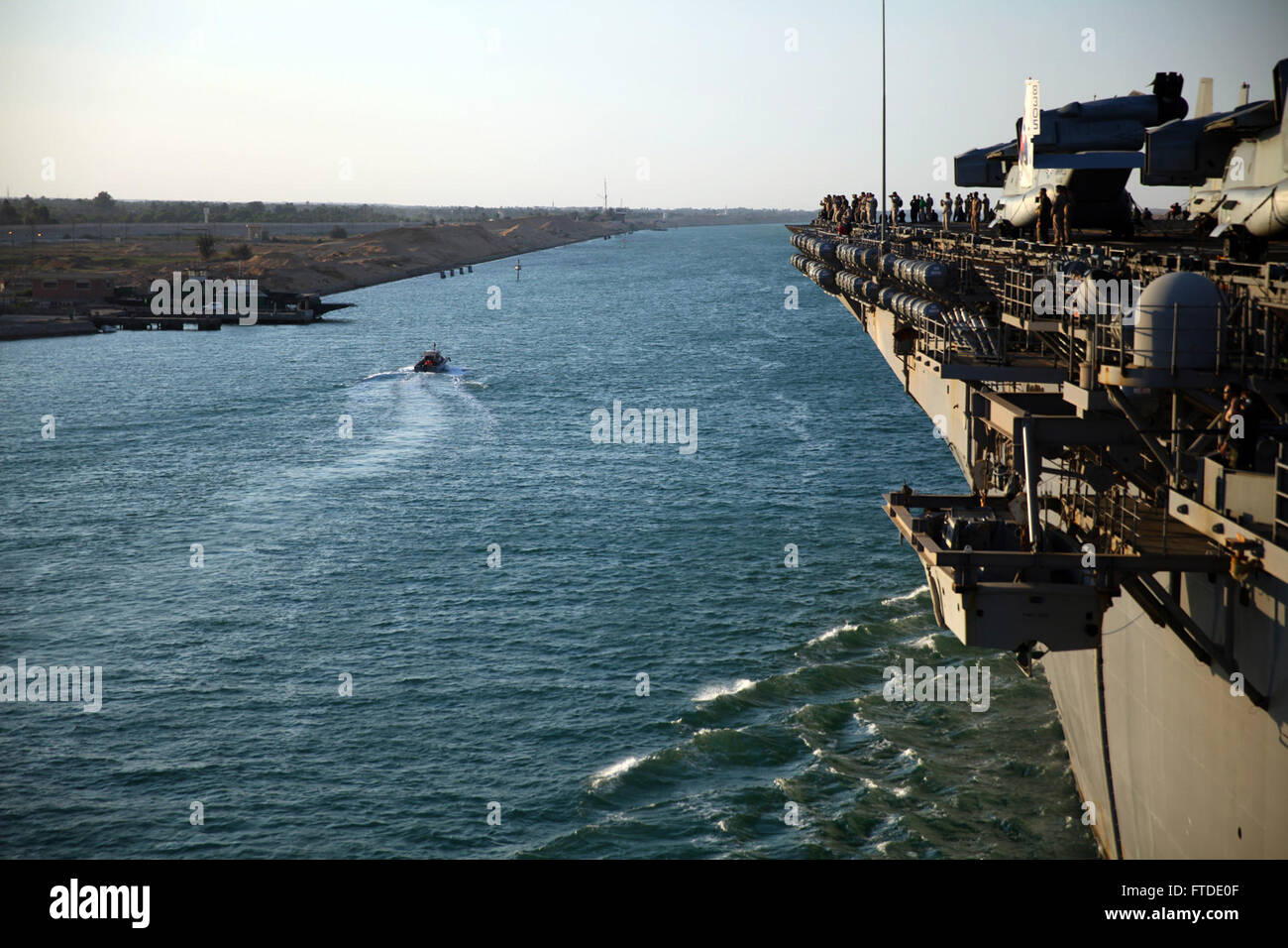 150621-M-QZ288-026: Canale di Suez (21 giugno 2105) l'assalto anfibio nave USS Iwo Jima (LHD 7), con avviato Marines dal ventiquattresimo Marine Expeditionary Unit (MEU), vapori attraverso il canale di Suez, 21 giugno 2015. Il ventiquattresimo MEU e Iwo Jima Amphibious Ready Group (ARG) transitato attraverso il canal, un 120-miglio lungo via navigabile che collega il Mar Rosso al Mediterraneo, ed è entrato negli Stati Uniti Sesta flotta area di operazioni. Il ventiquattresimo MEU è distribuito sulle navi di Iwo Jima ARG a sostegno degli Stati Uniti per gli interessi di sicurezza nazionali negli Stati Uniti Sesta flotta area di operazioni. (U.S. Marine Corps photo by Lance Cp Foto Stock