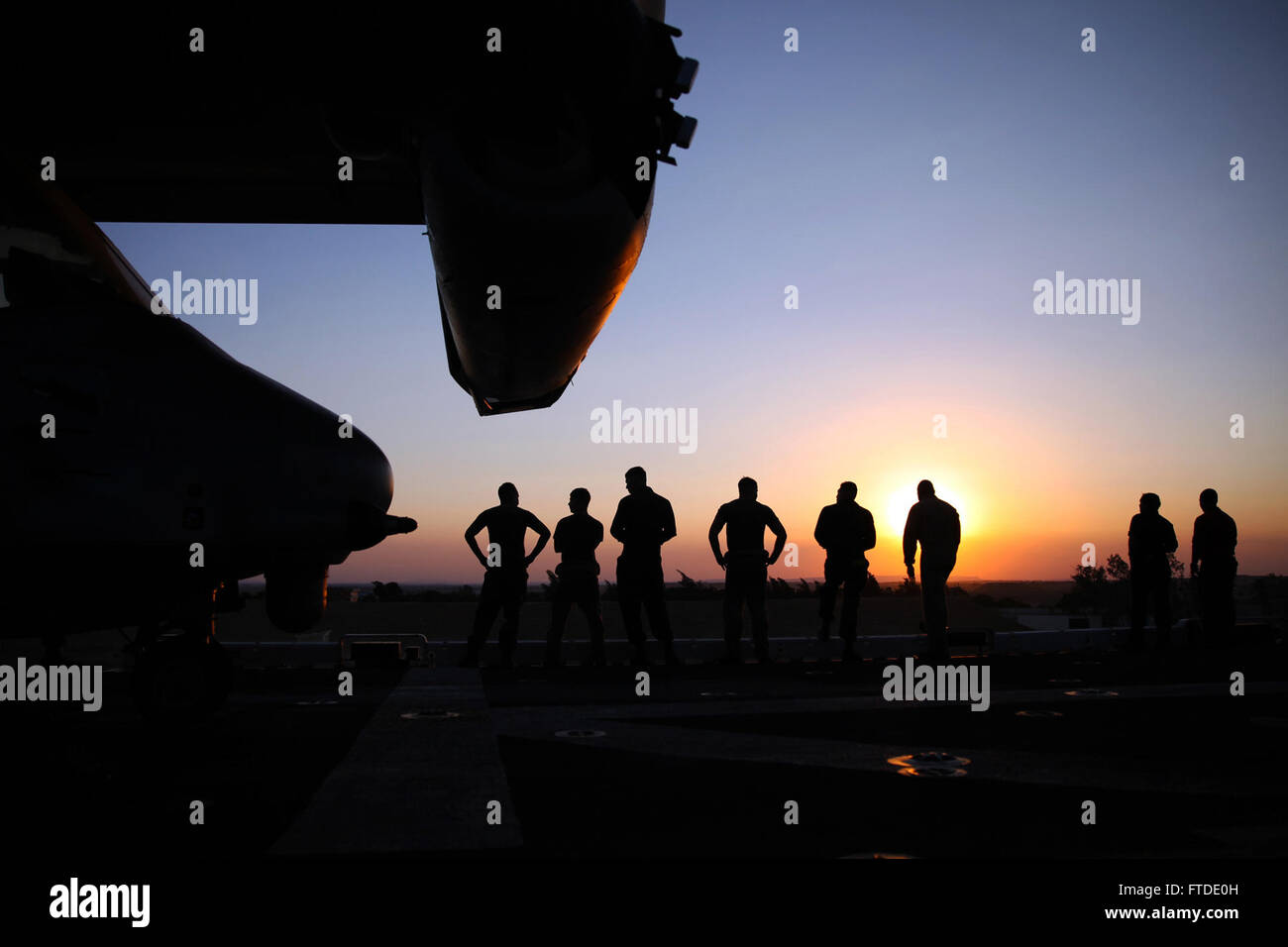 Marines con la XXIV Marine Expeditionary Unit, guardare il tramonto come l'assalto anfibio nave USS Iwo Jima (LHD-7) Vele attraverso il canale di Suez, 21 giugno 2015. Il ventiquattresimo MEU e Iwo Jima Amphibious pronto gruppo transitato attraverso il canal, un 120-miglio lungo via navigabile che collega il Mar Rosso al Mediterraneo, ed è entrato negli Stati Uniti Sesta flotta area di operazioni. Il ventiquattresimo MEU è distribuito sulle navi di Iwo Jima ARG a sostegno degli Stati Uniti per gli interessi di sicurezza nazionali negli Stati Uniti Sesta flotta area di operazioni. (U.S. Marine Corps photo by Lance Cpl. Austin A. Lewis) Foto Stock
