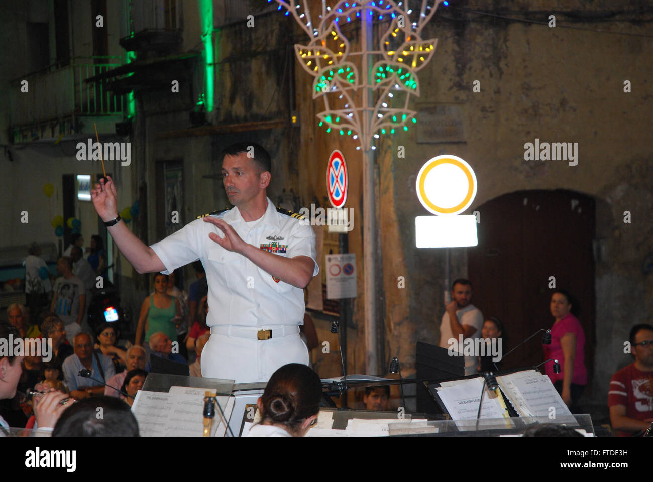 150623-N-ZZ999-336 NOLA, Italia (23 giugno 2015) DEGLI STATI UNITI Forze navali in Europa (NAVEUR) Direttore di banda Lt. La Cmdr. David Latour conduce la banda NAVEUR performance alla Festa dei Gigli a Nola, Italia, 23 giugno 2015. La città celebra questo giorno in onore di San Paolino, che ha negoziato il rilascio di Nola gli uomini dal Hun. (U.S. Foto di Marina dal musicista di terza classe Erin Strickland /rilasciato) Foto Stock