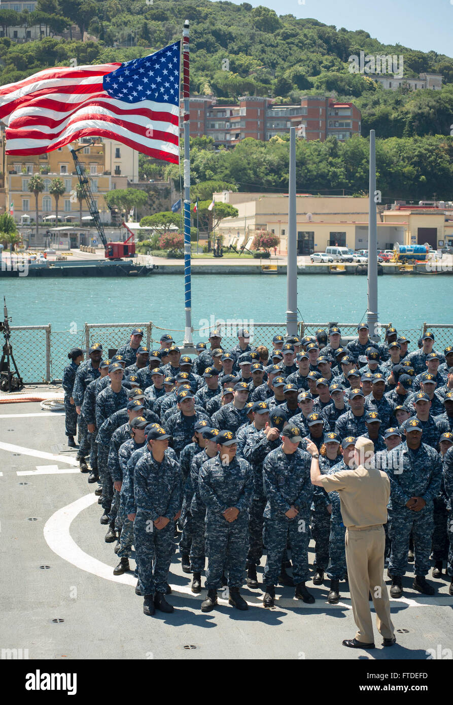 150702-N-FQ994-200 gaeta, Italia (giugno 2, 2015) Capt. James Aiken, Destroyer Squadron 60 commodore, anteriore fornisce osservazioni ai marinai a bordo della USS Ross (DDG 71) 2 giugno 2015, per il raggiungimento del Arleigh Burke flotta Trophy. Ross, un Arleigh Burke-class guidato-missile distruttore, distribuita a Rota, Spagna, sta conducendo operazioni navali negli Stati Uniti Sesta flotta area di operazioni a sostegno degli Stati Uniti per gli interessi di sicurezza nazionali in Europa. (U.S. Foto di Marina di Massa lo specialista di comunicazione di terza classe Robert S. Prezzo/rilasciato) Foto Stock