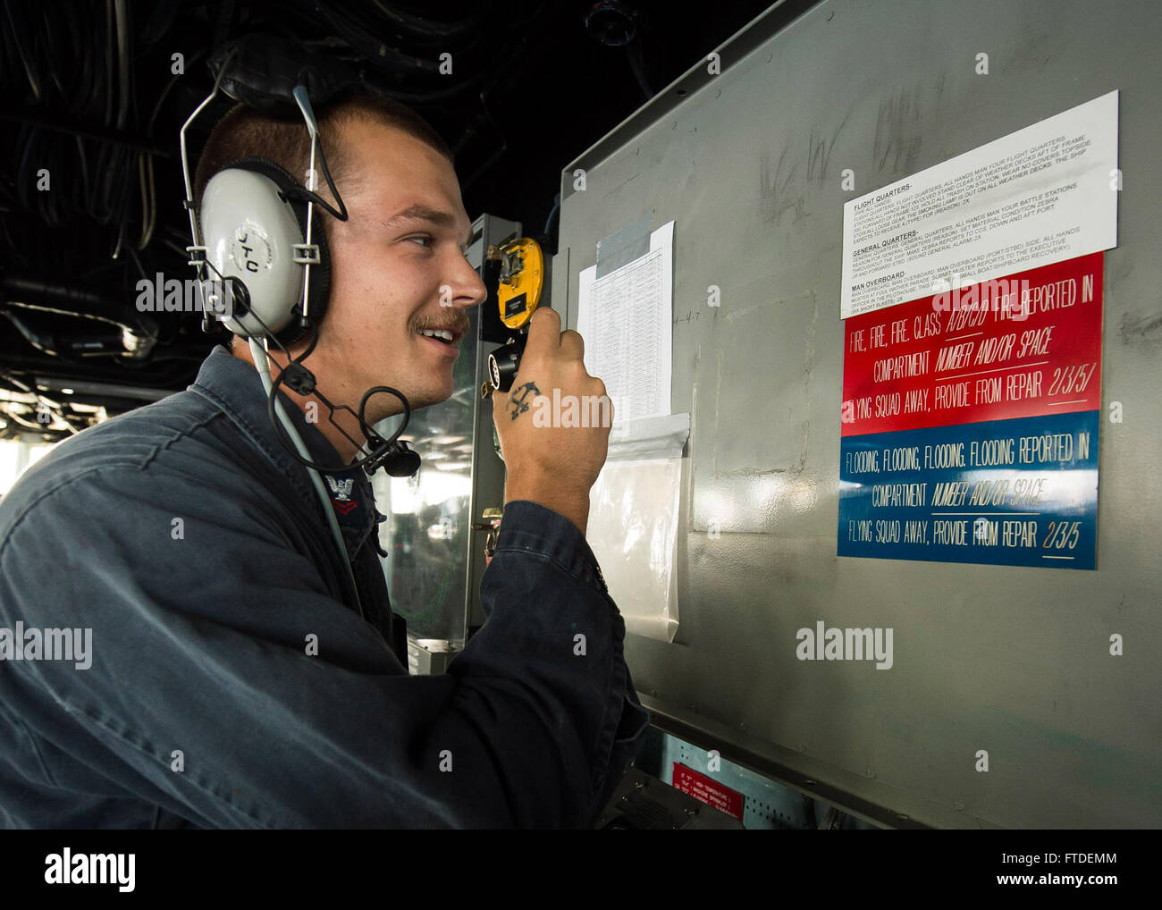 150708-N-FQ994-009 mare mediterraneo (Luglio 8, 2015) di Boatswain Mate 2a classe Zachary Putnam, da Iowa City, Iowa, rende un annuncio su 1MC ai membri dell'equipaggio a bordo della USS Ross (DDG 71) Luglio 8, 2015. Ross, un Arleigh Burke-class guidato-missile distruttore, distribuita a Rota, Spagna, sta conducendo operazioni navali negli Stati Uniti Sesta flotta area di operazioni a sostegno degli Stati Uniti per gli interessi di sicurezza nazionali in Europa. (U.S. Foto di Marina di Massa lo specialista di comunicazione di terza classe Robert S. Prezzo/rilasciato) Foto Stock