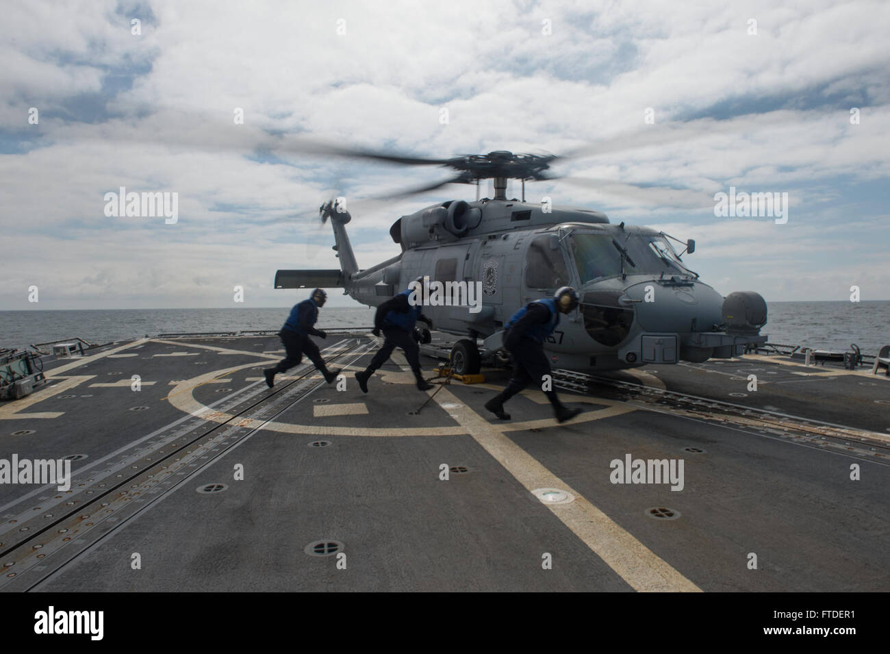 150711-N-ZE250-107 MAR BALTICO (11 luglio 2015) un cuneo e il team della catena a bordo della USS Jason Dunham (DDG 109) prepara un MH-60R Seahawk elicottero assegnato all'elicottero Maritime Strike Squadron (HSM) 46 per togliere il 11 luglio 2015. Jason Dunham, un Arleigh Burke-class guidato-missile destroyer homeported in Norfolk, sta conducendo operazioni navali negli Stati Uniti Sesta flotta area di operazioni a sostegno degli Stati Uniti per gli interessi di sicurezza nazionali in Europa. (U.S. Foto di Marina di Massa lo specialista di comunicazione di terza classe Weston Jones/rilasciato) Foto Stock