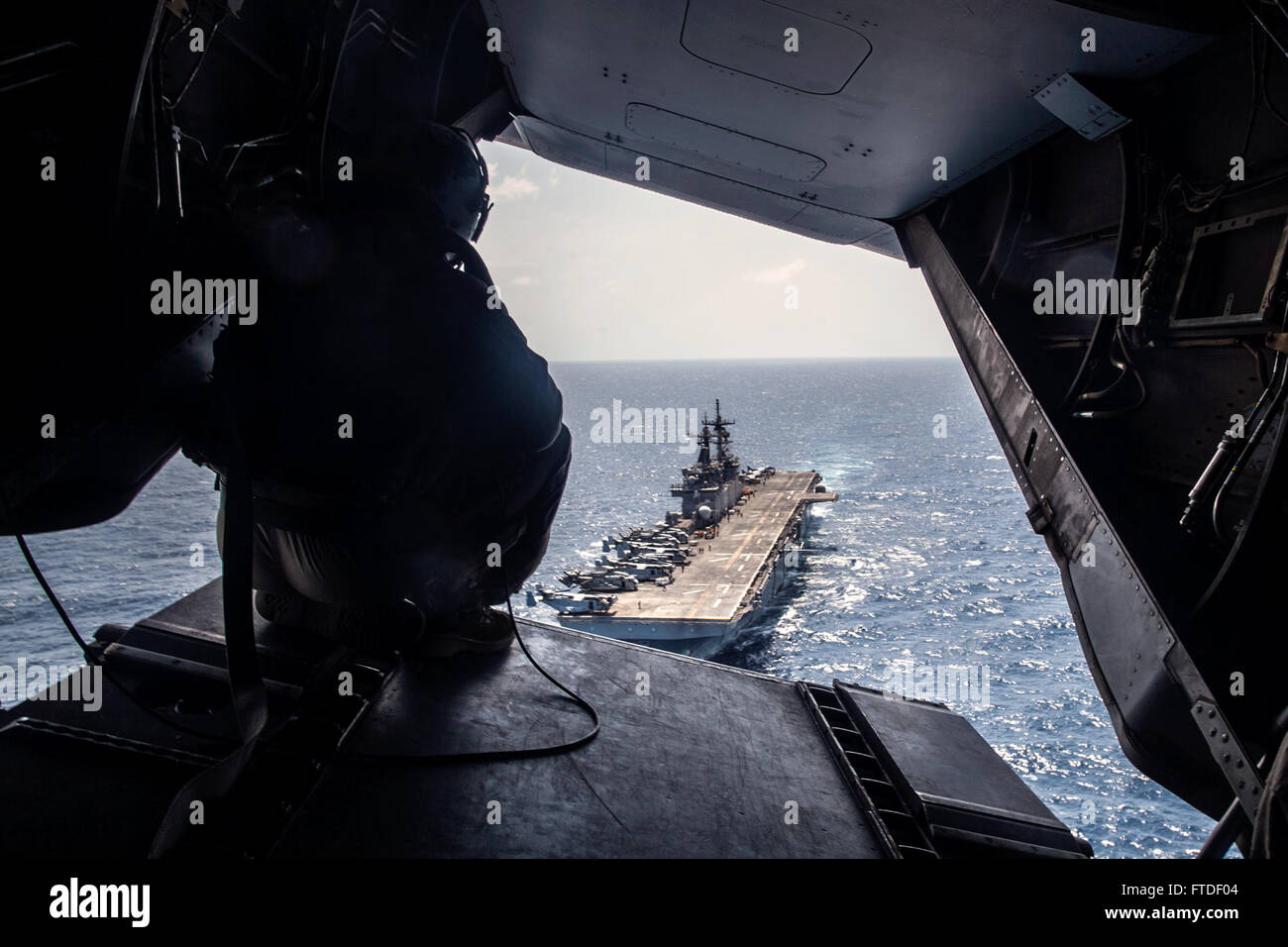 150719-M-JT438-033 OCEANO INDIANO (19 luglio 2015) UN U.S. Marine con il "Grayhawks" del mezzo marino Tiltrotor Squadron 161 (rinforzato), xv Marine Expeditionary Unit, domina l'assalto anfibio nave USS Essex (LHD 2) come essi partono la nave in una MV-22B Osprey. I marines si stanno preparando per sostenere il Presidente Barrack Obama la visita in Kenya. Il "Grayhawks" sono l'aviazione elemento di combattimento del XV MEU che viene intrapreso la Essex anfibio gruppo pronto e distribuito per mantenere la sicurezza regionale negli Stati Uniti Sesta flotta area di operazioni. (U.S. Marine Corps foto di Cpl. Elize McKelvey/ Foto Stock