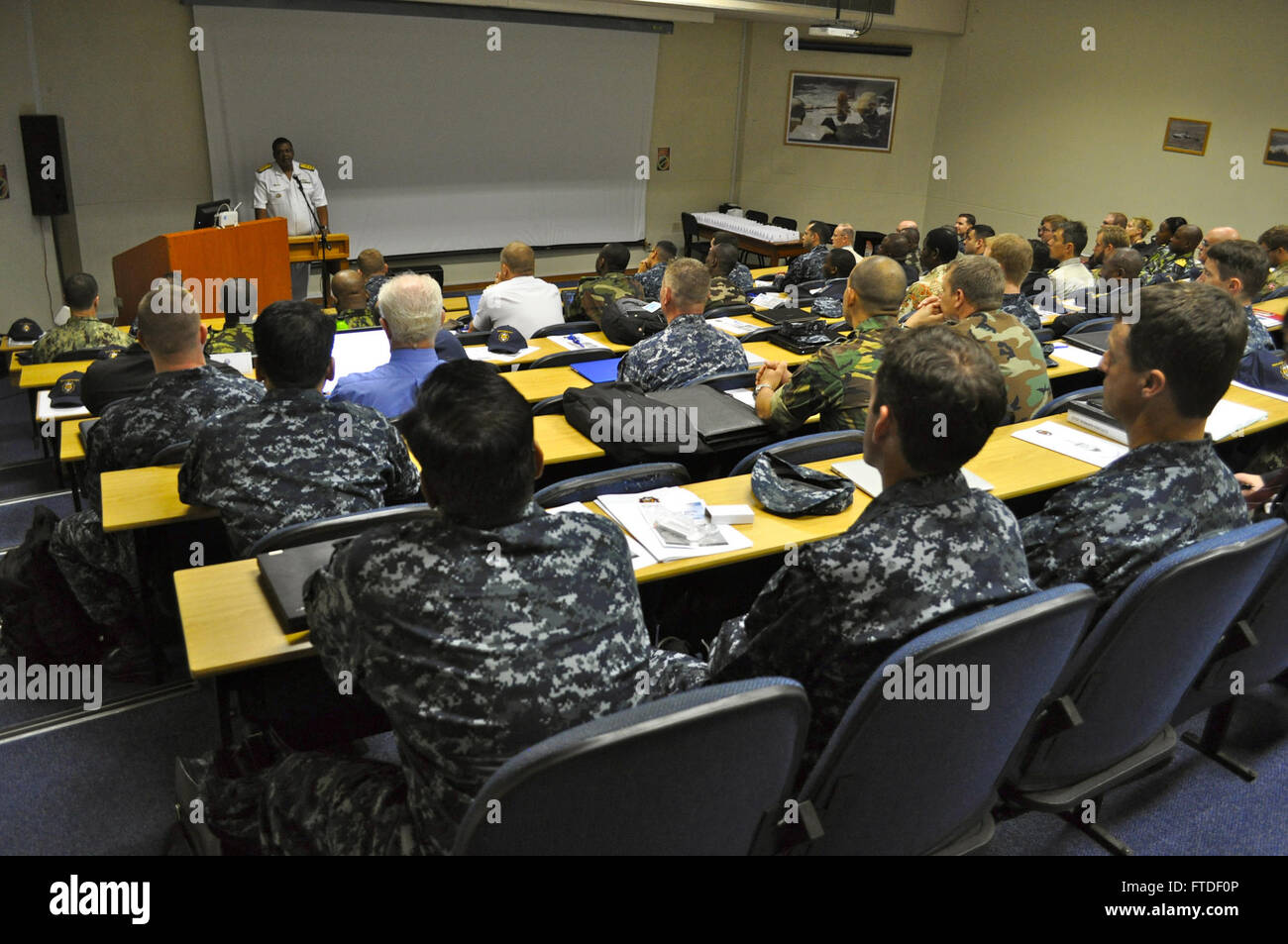 141118-N-ZZ999-001 - Adm posteriore. B.K. Mhlana, bandiera della flotta Officer, South African Navy, accoglie i progettisti per la finale di pianificazione di eventi Cutlass Express 2015. Cutlass Express è un U.S. Africa Command-sponsorizzato multinazionale esercizio marittimo progettato per aumentare la sicurezza marittima e la sicurezza nelle acque al largo dell'Africa orientale. (U.S. Navy foto di tenente Cheryl A. Collins/rilasciato) Foto Stock