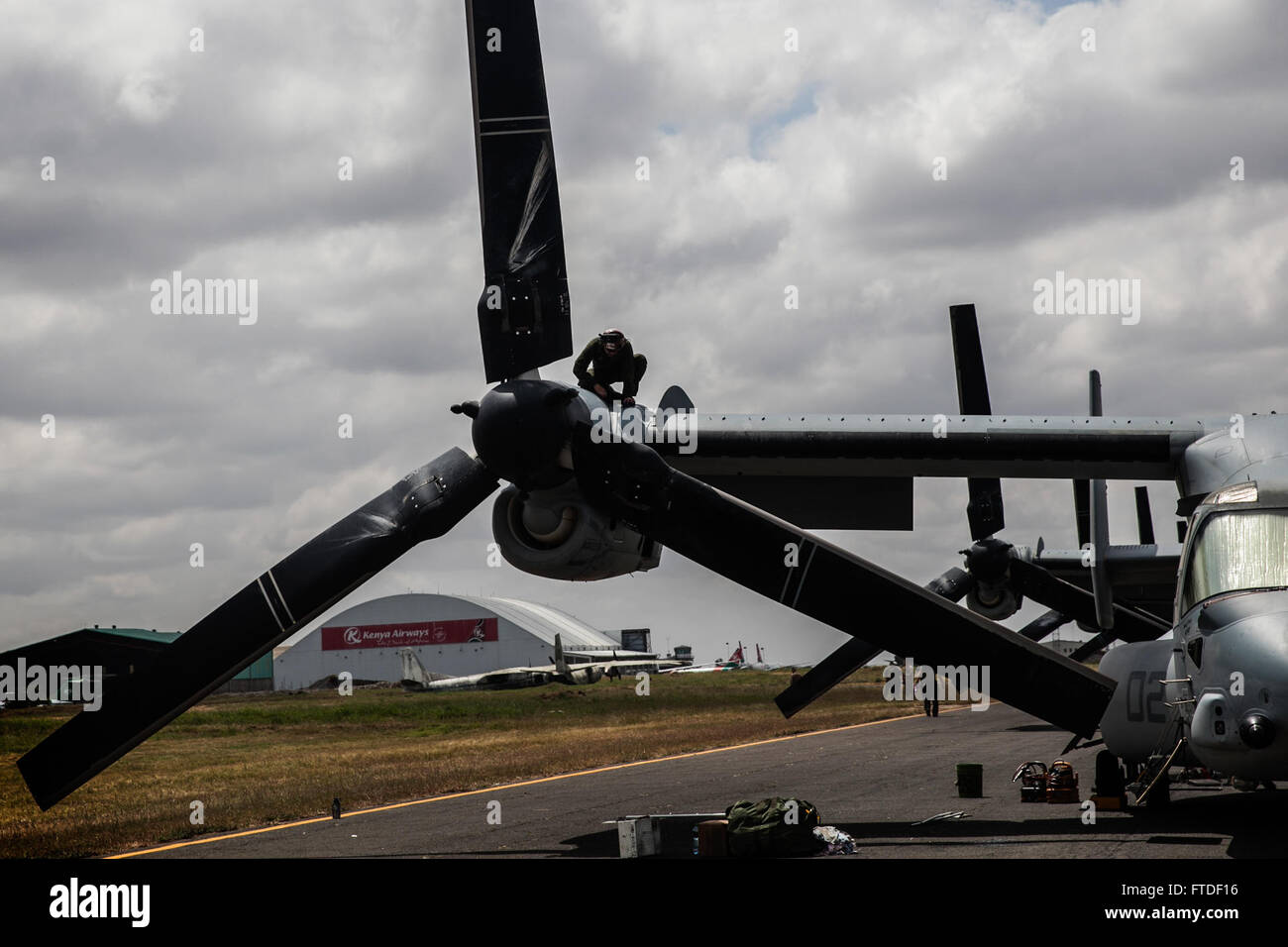 150720-M-JT438-090 Nairobi, Kenya (20 luglio 2015) UN U.S. Marine con il "Grayhawks" del mezzo marino Tiltrotor Squadron 161 (rinforzato), xv Marine Expeditionary Unit, esegue le operazioni di manutenzione sul motore di un MV-22B Osprey. I marines sono in Kenya per sostenere il Presidente Barrack Obama la prossima visita. Il "Grayhawks" sono l'aviazione elemento di combattimento del XV MEU che viene intrapreso la Essex anfibio gruppo pronto e distribuito per mantenere la sicurezza regionale negli Stati Uniti Sesta flotta area di operazioni. (U.S. Marine Corps foto di Cpl. Elize McKelvey/rilasciato) Foto Stock