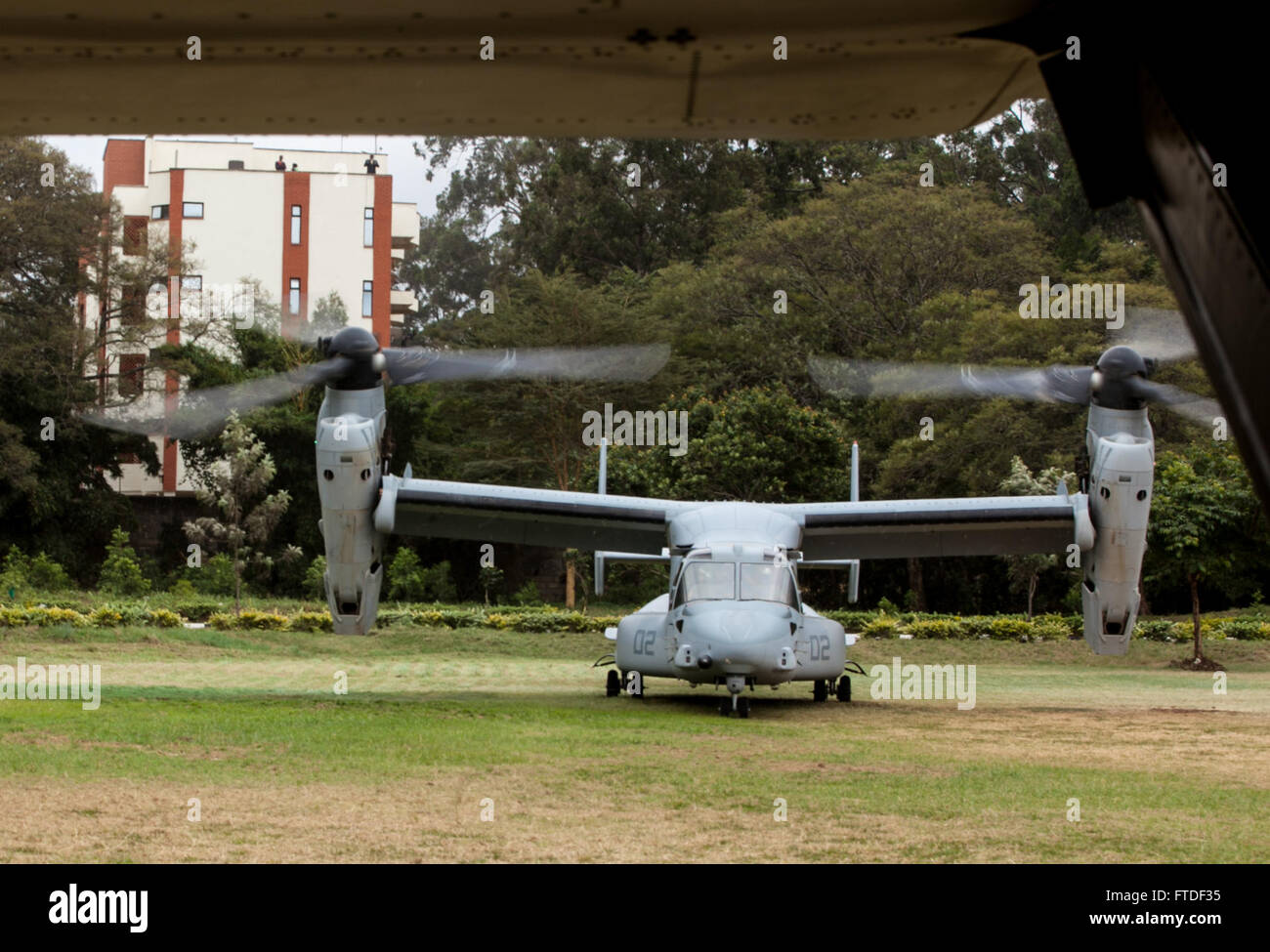 150723-M-JT438-049 Nairobi, Kenya (23 luglio 2015) Una MV-22B Osprey con il "Grayhawks" del mezzo marino Tiltrotor Squadron 161 (rinforzato), xv Marine Expeditionary Unit (MEU), pause in una zona di atterraggio durante un volo di prova. I marines sono in Kenya per sostenere il Presidente Barrack Obama la visita. Elementi del XV MEU, basato fuori di Camp Pendleton, California, e imbarcato a bordo dell'Essex, stanno conducendo operazioni militari nella flotta di 6 aree di intervento a sostegno degli Stati Uniti per gli interessi di sicurezza nazionali in Europa e in Africa. (U.S. Marine Corps foto di Cpl. Elize McKelvey/non rilasciato) Foto Stock