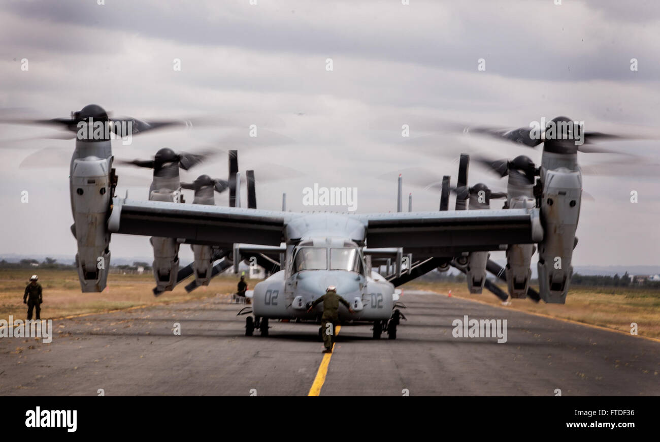 150723-M-JT438-058 Nairobi, Kenya (Luglio 23, 2015) DEGLI STATI UNITI Marines con il "Grayhawks" del mezzo marino Tiltrotor Squadron 161 (rinforzato), xv Marine Expeditionary Unit (MEU), diretto di un MV-22B Osprey in posizione dopo aver completato una missione di prove all'Aeroporto Internazionale Jomo Kenyatta. I marines sono in Kenya per sostenere il Presidente Barrack Obama la visita. Elementi del XV MEU, basato fuori di Camp Pendleton, California, e imbarcato a bordo dell'Essex, stanno conducendo operazioni militari nella flotta di 6 aree di intervento a sostegno degli Stati Uniti per gli interessi di sicurezza nazionali in Europa e in Africa. (U.S Foto Stock