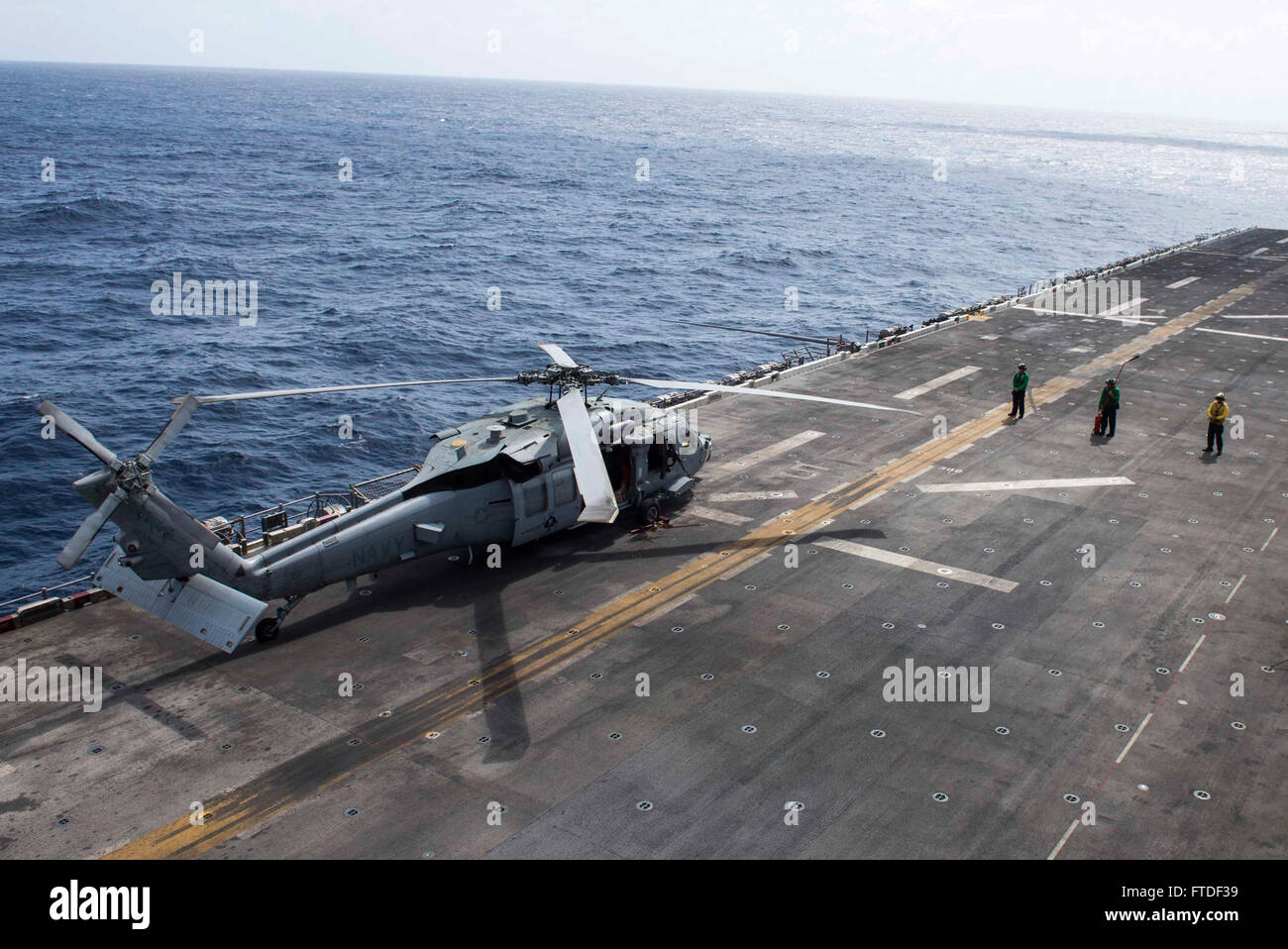 150723-N-XN518-005 Golfo di Aden (luglio 23, 2015) Marinai e marines in stand by MH-60 Sea Hawk elicottero da "blackjack" di elicottero di mare squadrone di combattimento (HSC) 21 durante le operazioni di volo sul ponte di volo di wasp-classe assalto anfibio nave USS Essex (LHD 2). Essex, casa ported a San Diego, California, sta conducendo operazioni navali negli Stati Uniti Sesta flotta area di operazioni a sostegno degli Stati Uniti per gli interessi di sicurezza nazionali in Europa e in Africa. (U.S. Foto di Marina di Massa lo specialista di comunicazione di terza classe Irwin D. Sampaga/rilasciato) Foto Stock