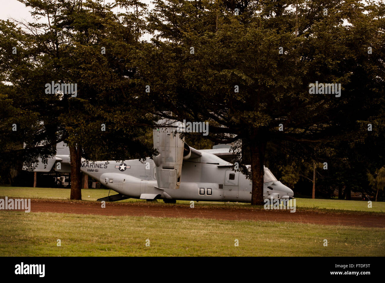 150725-M-JT438-084 Nairobi, Kenya (25 luglio 2015) Una MV-22B Osprey con il "Grayhawks" del mezzo marino Tiltrotor Squadron 161 (rinforzato), xv Marine Expeditionary Unit (MEU), fasi dopo aiutando il personale di trasporto durante il Presidente Barack Obama la visita a Nairobi il 25 luglio 2015. Elementi del XV MEU, basato fuori di Camp Pendleton, California, e imbarcato a bordo dell'Essex, stanno conducendo operazioni militari nella flotta di 6 aree di intervento a sostegno degli Stati Uniti per gli interessi di sicurezza nazionali in Europa e in Africa. (U.S. Marine Corps foto di Cpl. Elize McKelvey/rilasciato) Foto Stock