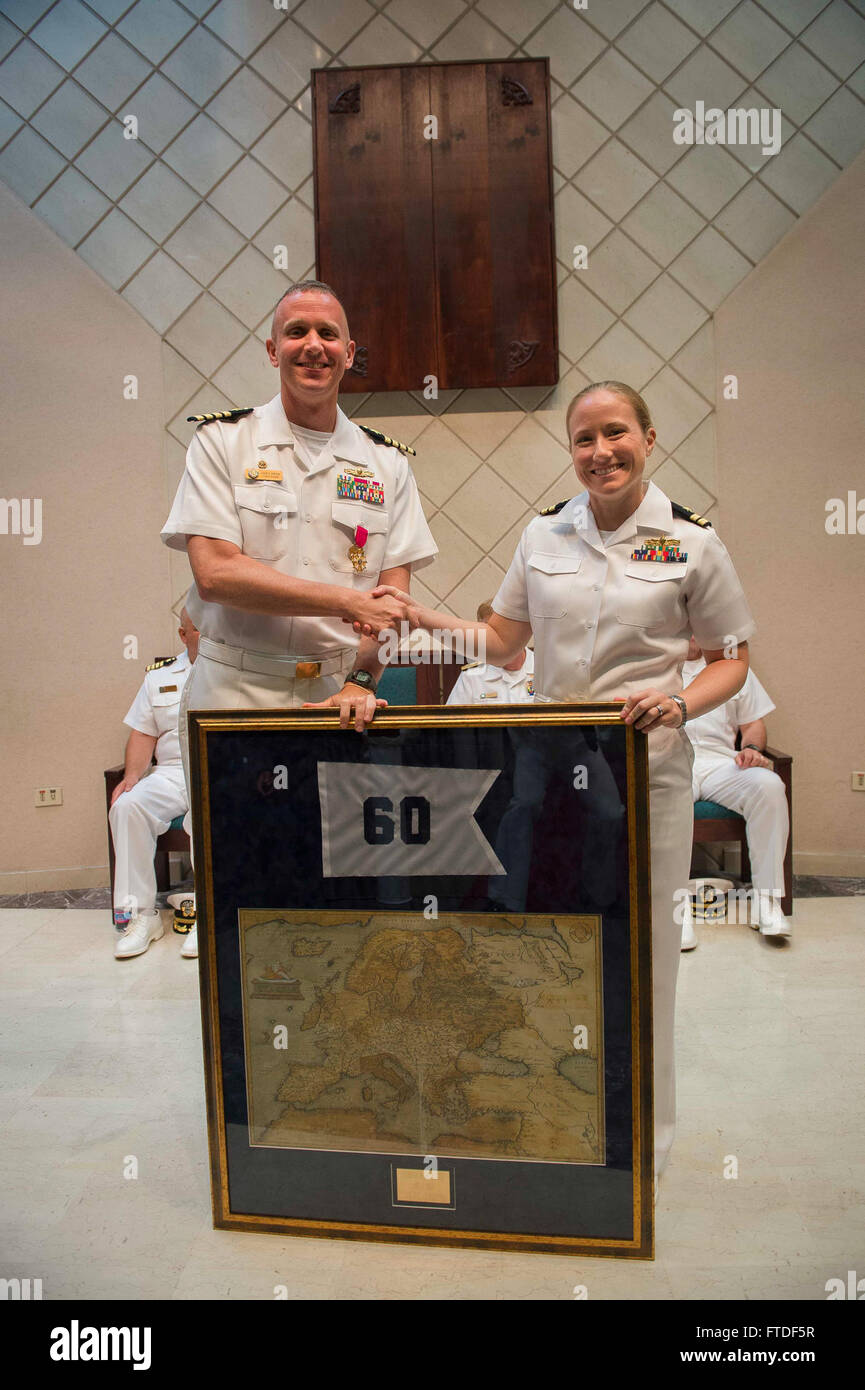 150803-N-FQ994-158 napoli, Italia (agosto 3, 2015) Lt. Erin Connor, destra presenta Capt. James Aiken, commander, Destroyer Squadron 60 commodore, con uno squadrone Pennant durante il cacciatorpediniere Squadron 60 cambiamento di cerimonia di comando 3 Agosto, 2015, a supporto navale attività Napoli Capodichino, Italia. Durante la cerimonia, il cap. James Aiken era stato sollevato da Capt. Richard J. Dromerhauser. (U.S. Foto di Marina di Massa lo specialista di comunicazione di terza classe Robert S. Prezzo/rilasciato) Foto Stock