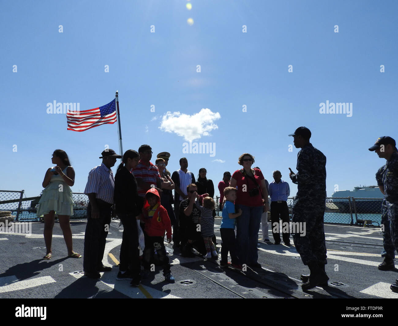 150816-N-WA936-042 PORT LOUIS, Maurizio (Agosto 16, 2015) Ensign C. D. Garner conduce una nave tour con Embassy personale e le loro famiglie a bordo della USS Bainbridge (DDG 96) mentre in Port Louis, Maurizio Agosto 16, 2015. Bainbridge, un missile distruttore, homeported in Norfolk, sta conducendo operazioni navali negli Stati Uniti Sesta flotta area di operazioni a sostegno degli Stati Uniti per gli interessi di sicurezza nazionali in Africa. (U.S. Navy foto di alfiere M. N. Witten/rilasciato) Foto Stock