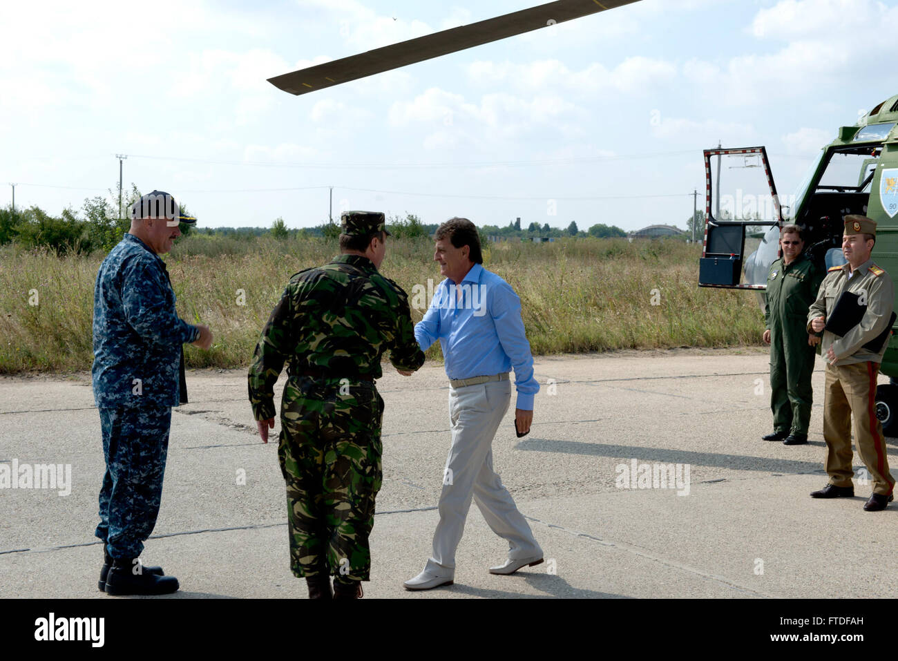 150818-N-CT904-088 NAVAL SUPPORT FACILITY DEVESELU, Romania (Agosto 18, 2015) Capt. William Garren (sinistra), comandante della Naval Support Facility (NSF) Deveselu, Romania, e Col. Veronel-Cristian Vavura (centro), comandante del rumeno 99th Base Militare, saluto il ministro rumeno di Difesa Nazionale Mircea Duşa a NSF Deveselu, Agosto 18, 2015. Il ministro è stato informato al co-trova il rumeno 99th Base Militare e ho ricevuto un aggiornamento sui progressi di costruzione a NSF Deveselu, un patrocinio a terra contro i missili balistici di sistema di difesa (AAMDS) base attualmente negli ultimi mesi prima di diventare operativo. (U.S. Foto Stock