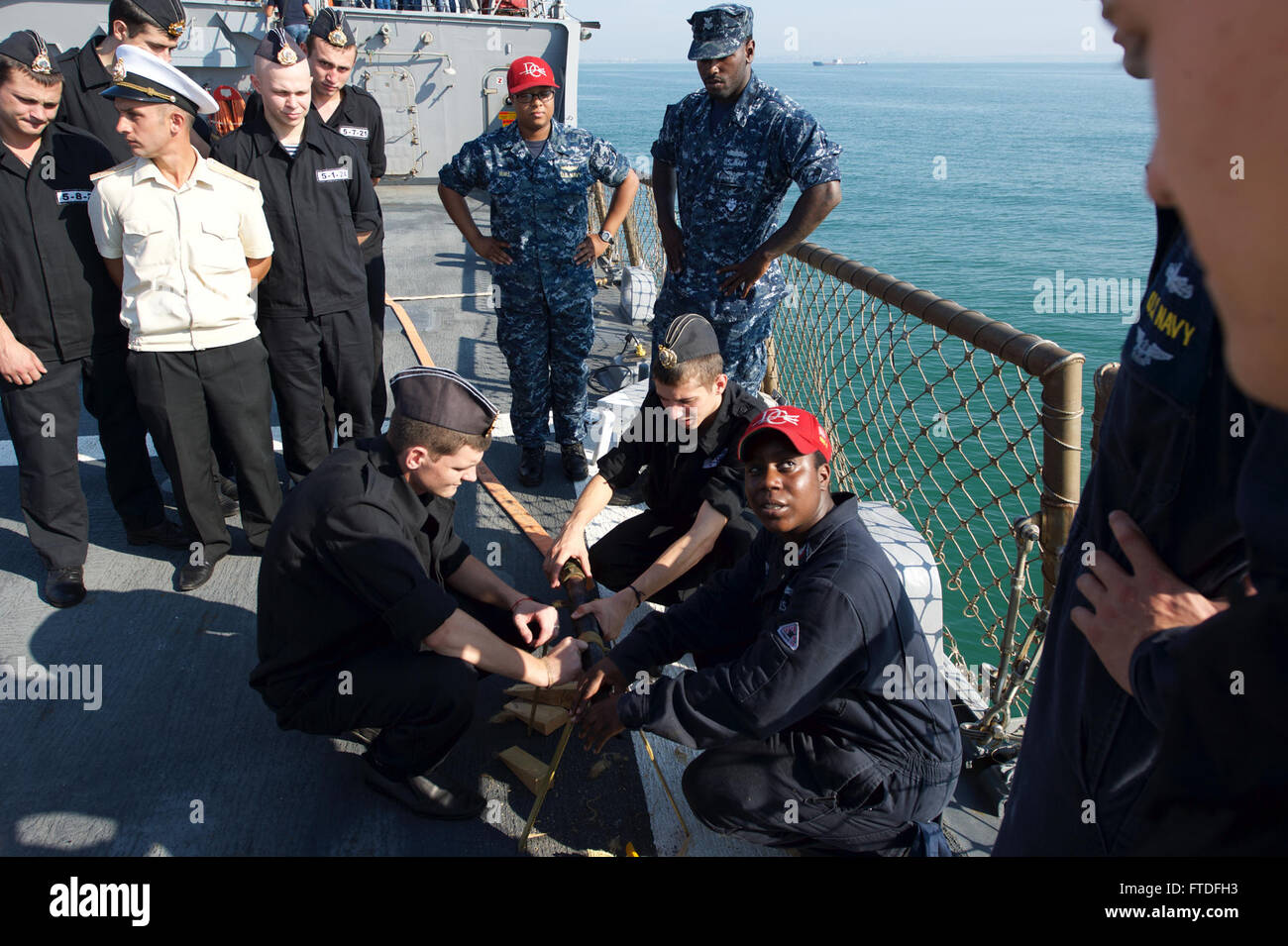 150804-N-FQ994-122 ODESA, Ucraina (sett. 4, 2015) DEGLI STATI UNITI Navy danni Controlman 2a classe Shanice Nicholas, centro destra, insegna ucraino marinai della marina di tubo-tecniche di patching durante l'esercizio brezza di mare 2015, U.S.-Ucraina danno il controllo della formazione a bordo della USS Donald Cook (DDG 75) sett. 4. La Brezza Marina è un aereo, terrestre e marittimo esercizio inteso a migliorare la sicurezza marittima, la sicurezza e la stabilità nel Mar Nero. (U.S. Foto di Marina di Massa lo specialista di comunicazione di terza classe Robert S. Prezzo/rilasciato) Foto Stock