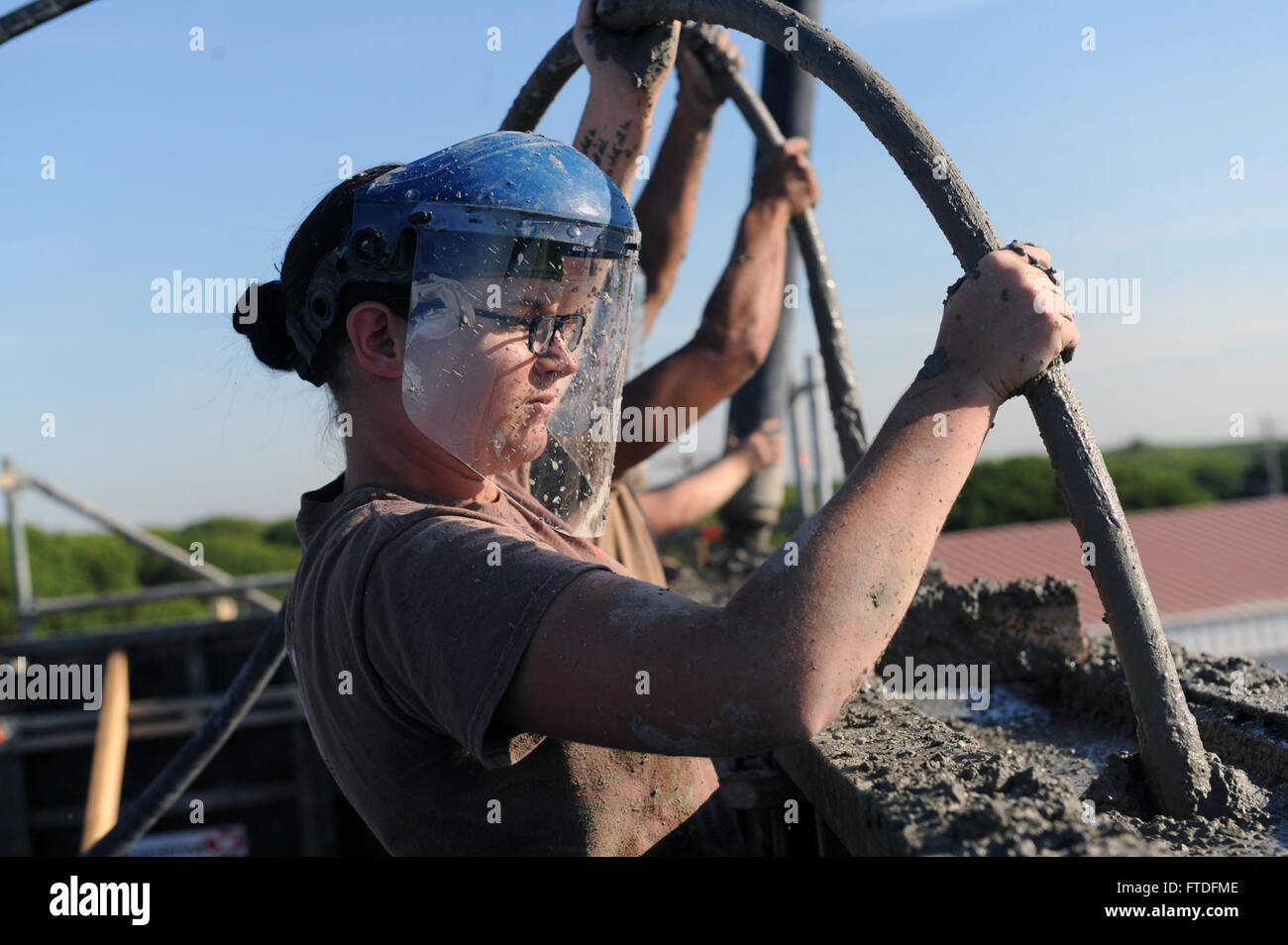 150910-N-SD965-215 Naval Station Rota, Spagna (sett. 10, 2015) Builder Constructionman Alexis Greene, assegnato alla Naval Mobile Battaglione di costruzione (NMCB) 1, utilizza un vibratore meccanico durante una concreta collocazione di un quattro piedi di parete del tetto sulla stazione navale Rota, Spagna, Sett. 10, 2015. Il Calcestruzzo di collocamento è stata per un bordo di sistemi elettronici Servizi di valutazione progetto che dovrà fornire la prova e la valutazione dei servizi negli Stati Uniti. Navy, U.S. Guardia costiera e militari di comando Sealift attività nonché Allied Marine militari estere. (U.S. Foto di Marina di Massa lo specialista di comunicazione 1a classe Brannon Foto Stock