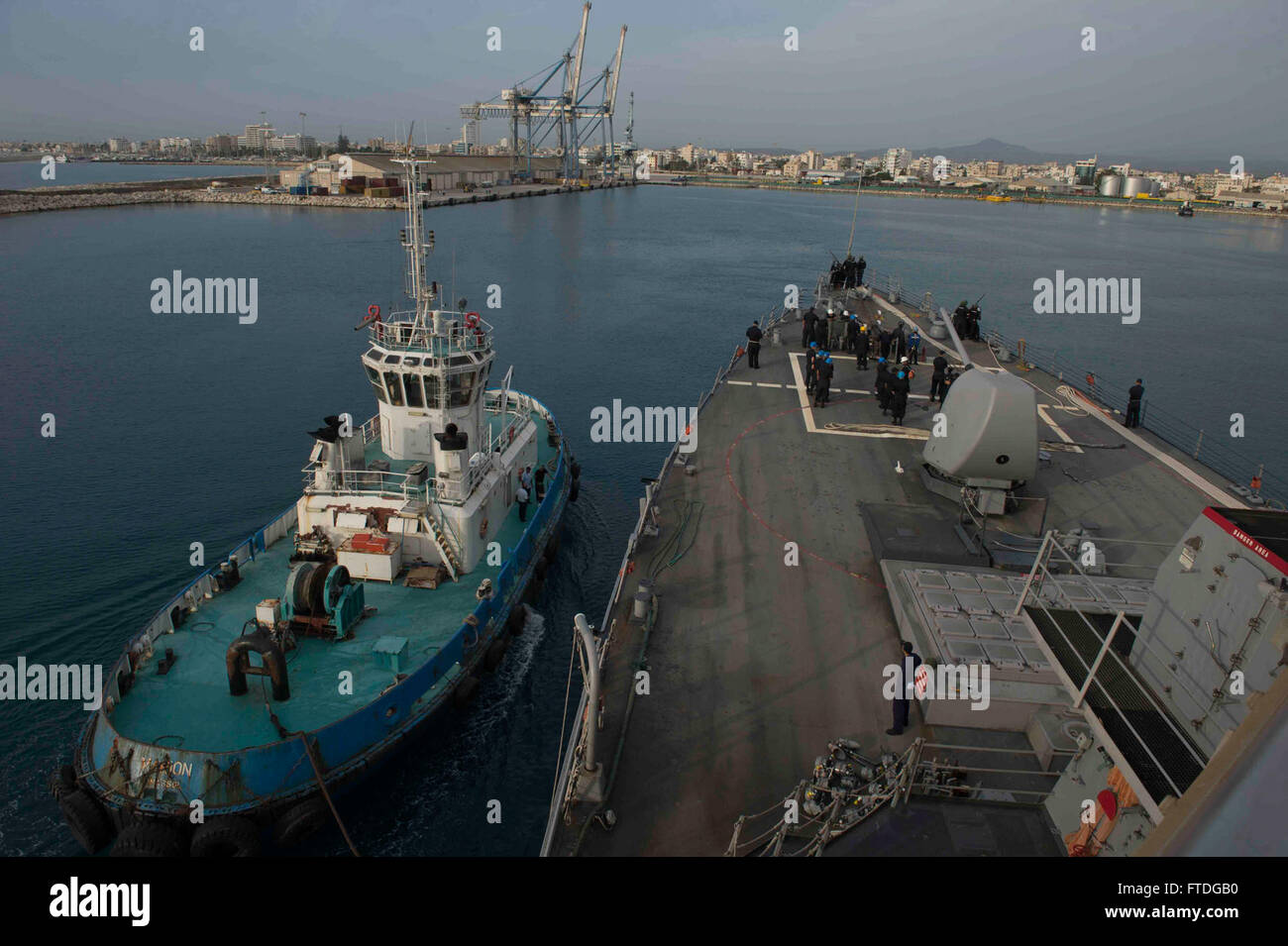 151013-N-TC720-119 Larnaca, Cipro (ott. 13, 2015) un rimorchiatore a traino guide USS Donald Cook (DDG 75) al molo di Larnaca, Cipro, durante una pianificata regolarmente visita porta ott. 13, 2015. Donald Cook, un Arleigh Burke-class guidato-missile distruttore, distribuito a Rota, Spagna sta conducendo una pattuglia di routine negli Stati Uniti Sesta flotta area di operazioni a sostegno degli Stati Uniti per gli interessi di sicurezza nazionali in Europa. (U.S. Foto di Marina di Massa lo specialista di comunicazione di terza classe Mat Marzo/rilasciato) Foto Stock