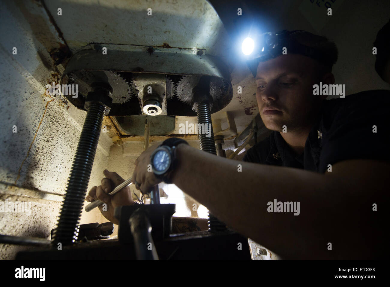 151014-N-JO245-088 OCEANO ATLANTICO (ott. 14, 2015) - Comunicazioni interne elettricista 2a classe Alexander Daniels, da Baltimora, monta un coperchio terminale su un registro di subacquea il gruppo di misura a bordo del dock anfibio sbarco nave USS Oak Hill (LSD 51) Il 14 ottobre 2015. Oak Hill, distribuito come parte dell'anfibio Kearsarge Gruppo pronto, sta conducendo operazioni navali negli Stati Uniti Sesta flotta area di operazioni a sostegno degli Stati Uniti per gli interessi di sicurezza nazionali in Europa.(STATI UNITI Foto di Marina di Massa lo specialista di comunicazione 2a classe Justin Yarborough/rilasciato) Foto Stock