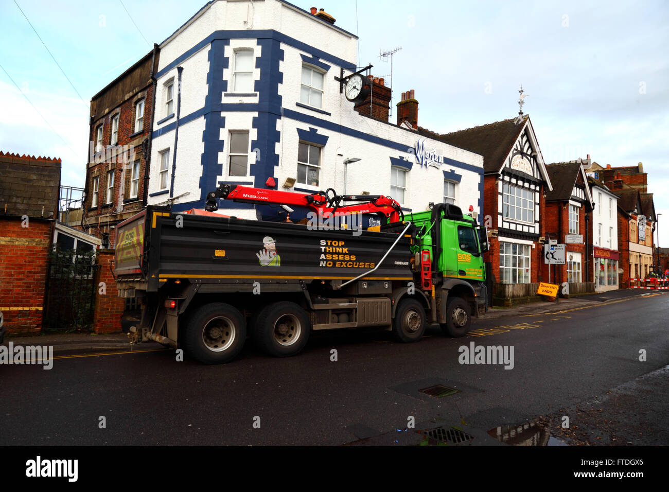 Salute e sicurezza STAN (Stop Think valutare No scuse) mnemonico / slogan sul lato del camion con gru, Tonbridge, Kent, Regno Unito Foto Stock