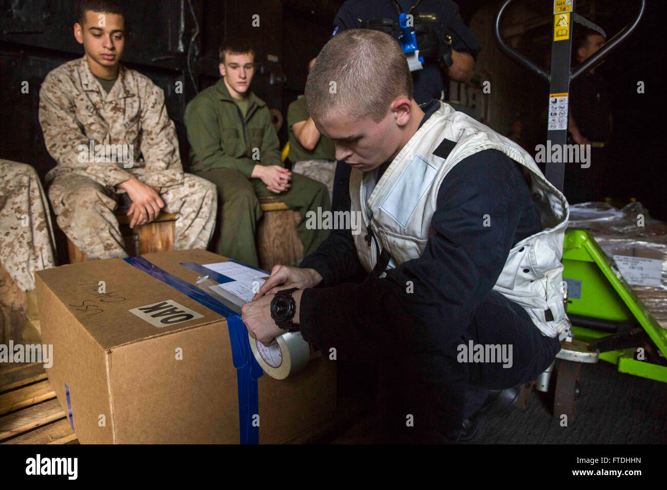 151029-N-KW492-093 mare mediterraneo (ott. 29, 2015) specialista della logistica Seaman Robert Jaworski, da Hartsville, Carolina del Sud, prepara una confezione per la spedizione a bordo dell'assalto anfibio nave USS Kearsarge (LHD 3 ott. 29, 2015. Kearsarge, distribuito come parte dell'anfibio Kearsarge Gruppo pronto, sta conducendo operazioni navali negli Stati Uniti Sesta flotta area di operazioni a sostegno degli Stati Uniti per gli interessi di sicurezza nazionali in Europa. (U.S. Foto di Marina di Massa Specialista comunicazione marinaio apprendista Ryre Arciaga/rilasciato) Foto Stock