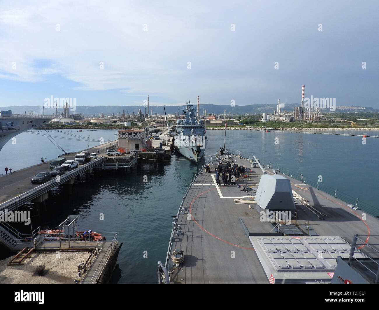 151029-N-WA936-084 AUGUSTA BAY, Italia (ott. 29, 2015) USS Bainbridge (DDG 96) arriva nella baia di Augusta, Italia. Bainbridge, una classe Arleigh-Burke missile distruttore, homeported in Norfolk, sta conducendo operazioni navali negli Stati Uniti Sesta flotta area di operazioni a sostegno degli Stati Uniti per gli interessi di sicurezza nazionali in Europa e in Africa. (U.S. Navy foto di alfiere Morgan Witten/rilasciato) Foto Stock