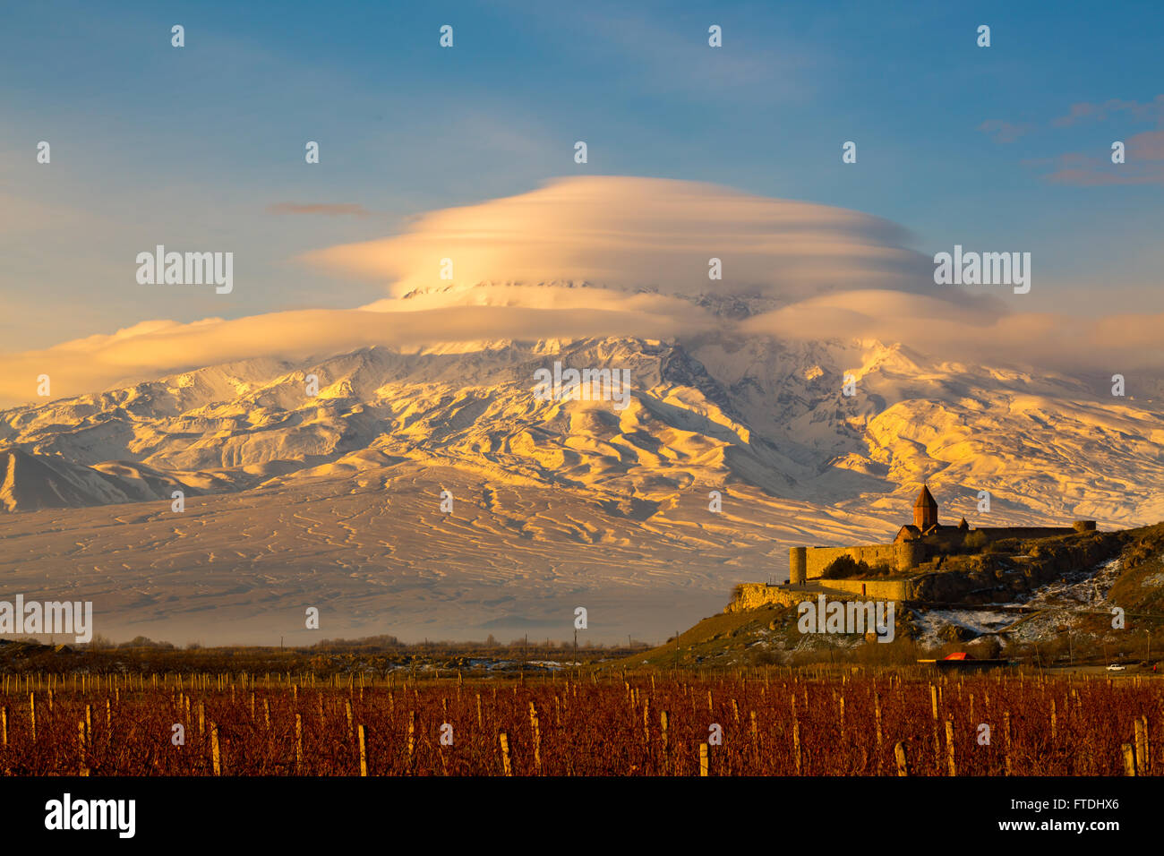 Il monte Ararat in Armenia. Alba sul Monte Ararat in Armenia con Khor Virap Monastero Foto Stock