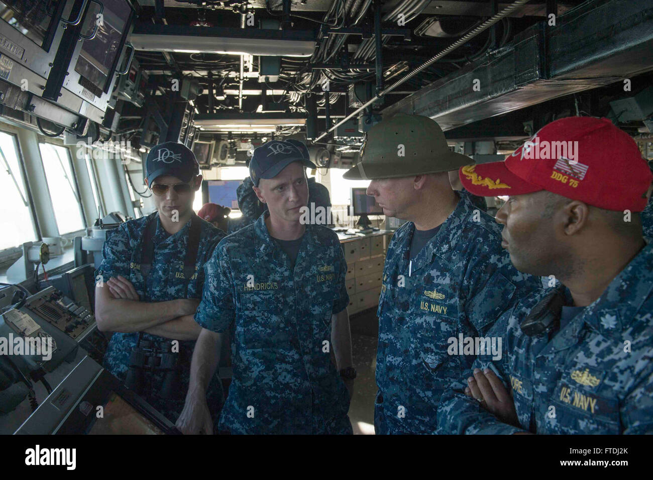 151120-N-TC720-339 Rota, Spagna (nov. 20, 2015) della Cmdr. Charles Hampton, comandante della USS Donald Cook (DDG 75), il secondo da destra e della Cmdr. Timothy Moore, delegato di USS Donald Cook, destra, parlare con il Tenente j.g. Fred Hendericks III, la nave navigator, la seconda da sinistra, in quanto la nave tira in Rota, Spagna, per concludere il suo terzo distribuito patrol nov. 20, 2015. Donald Cook, un Arleigh Burke-class guidato-missile distruttore, distribuito a Rota, Spagna è la conclusione di una pattuglia di routine negli Stati Uniti Sesta flotta area di operazioni a sostegno degli Stati Uniti per gli interessi di sicurezza nazionali in Foto Stock