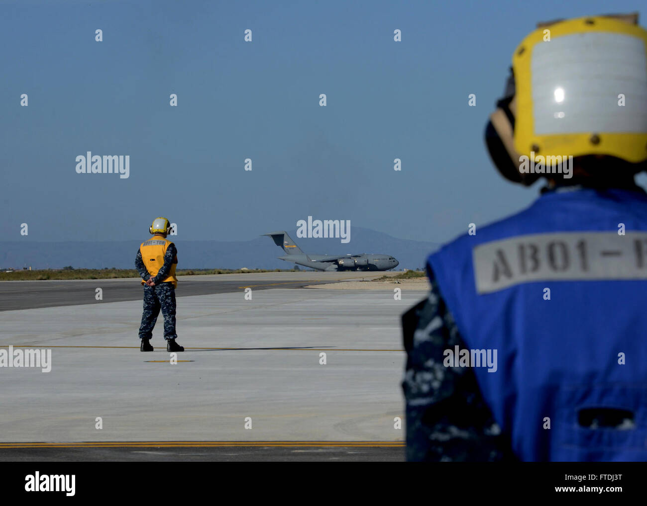 151123-N-IL474-029 SOUDA BAY, Grecia (Nov 23, 2015) - velisti assegnati negli Stati Uniti. Supporto navale attività Souda Bay prepararsi a ricevere il primo aereo su la recente costruzione di aerei da combattimento della zona di carico. NSA Souda Bay ha la missione di fornire supporto e sicurezza per gli Stati Uniti e le navi alleate nonché gli aeromobili in transito o operanti nel Mediterraneo orientale. (U.S. Foto della marina da Heather Judkins/rilasciato) Foto Stock