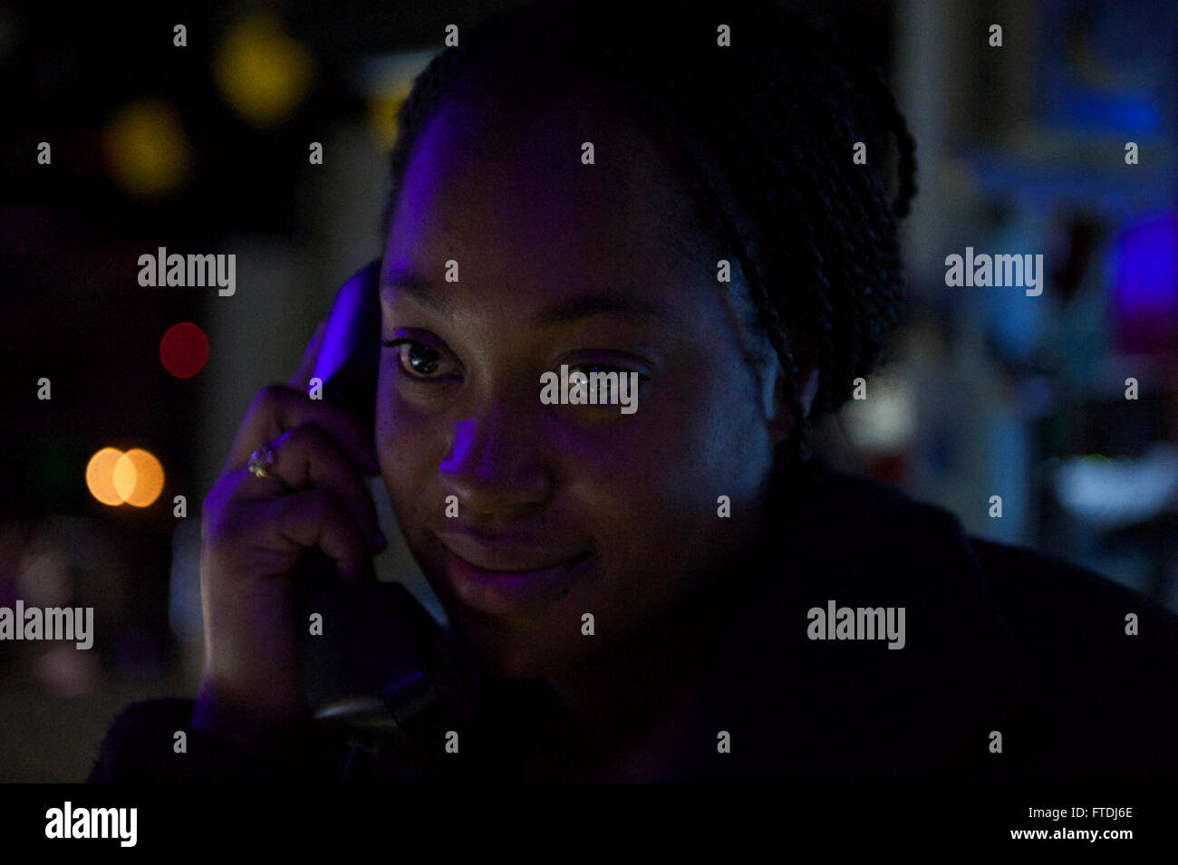 Il tecnico dei sistemi a turbina a gas (elettrico) di seconda classe Lenna Natta, di St. Thomas, Isole Vergini, riceve una telefonata del Ringraziamento dal Segretario alla difesa Ashton B. Carter a bordo della USS Carney (DDG 64) durante una pattuglia di routine nel Mar Mediterraneo. Carney, un cacciatorpediniere missilistico guidato classe Arleigh Burke, supporta la sicurezza nazionale degli Stati Uniti nella 6th Fleet area of Operations. Foto Stock