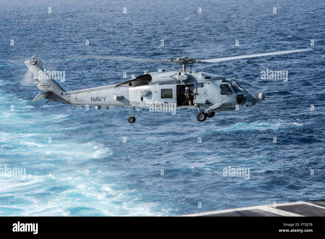 Un elicottero MH-60R Sea Hawk, assegnato alla Helicopter Maritime Strike Squadron (HSM) 72, decolla dalla USS Harry S. Truman, una portaerei della U.S. Navy, durante una missione nell'Oceano Atlantico, come parte degli sforzi della U.S. Navy per sostenere la sicurezza marittima e le operazioni di sicurezza nel teatro. Foto Stock