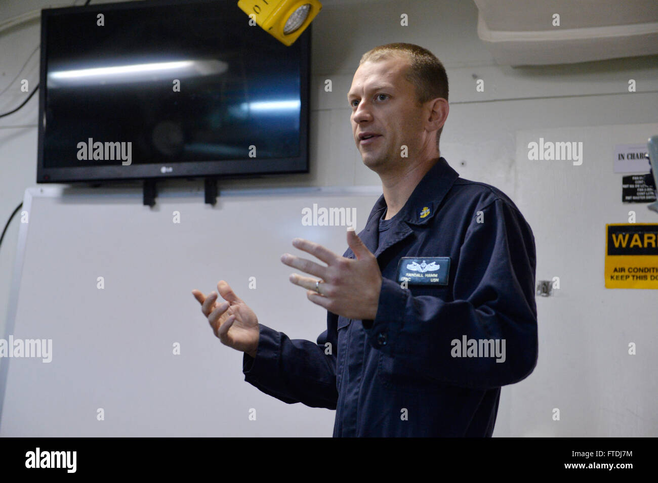 151128-N-XT273-023 mare mediterraneo (nov. 28, 2015) Capo Personale Specialista Randall Hamm conduce un processo di scuole di formazione a bordo della USS Ross (DDG 71 nov. 28, 2015. Ross, un Arleigh Burke-class guidato-missile distruttore, distribuito a Rota, Spagna, sta conducendo una pattuglia di routine negli Stati Uniti Sesta flotta area di operazioni a sostegno degli Stati Uniti per gli interessi di sicurezza nazionali in Europa. (U.S. Foto di Marina di Massa lo specialista di comunicazione 2a classe Justin Stumberg/rilasciato) Foto Stock