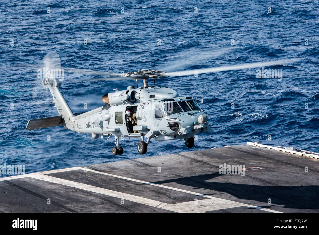 151128-N-DZ642-020 OCEANO ATLANTICO (nov. 28, 2015) un MH-60R Sea Hawk elicottero, assegnato al "fieri guerrieri" di elicottero sciopero marittimo Squadron (HSM) 72, decolla dal ponte di volo della portaerei USS Harry Truman (CVN 75). Harry Truman Carrier Strike gruppo è implementato per supportare le operazioni di sicurezza marittima e di teatro la cooperazione in materia di sicurezza gli sforzi negli Stati Uniti La quinta e la sesta flotta zone di operazione. (U.S. Foto di Marina di Massa lo specialista di comunicazione di terza classe B. Siens/rilasciato) Foto Stock