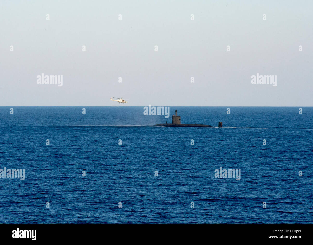 Mare Mediterraneo (ott. 16, 2013) - La British Royal Navy Classe Trafalager sommergibile nucleare HMS talento (S92) partecipa in modo coordinato attività antisommergibile esercizio con Royal Navy Lynx HMA-MK8 elicottero. L'esercizio ha coinvolto anche Arleigh Burke-class guidato-missile cacciatorpediniere USS Stout (DDG 55), USS Barry (DDG 52), USS gravemente (DDG 107). (U.S. Foto di Marina di Massa lo specialista di comunicazione 2a classe Amanda R. Gray/rilasciato) Foto Stock