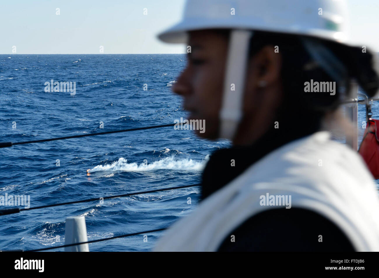 151201-N-XT273-036 mare mediterraneo (dec. n. 1, 2015) marinai condurre un uomo a mare praticare a bordo della USS Ross (DDG 71) dal 1 dicembre 2015. Ross, un Arleigh Burke-class guidato-missile distruttore, distribuito a Rota, Spagna, sta conducendo una pattuglia di routine negli Stati Uniti Sesta flotta area di operazioni a sostegno degli Stati Uniti per gli interessi di sicurezza nazionali in Europa. (U.S. Foto di Marina di Massa lo specialista di comunicazione 2a classe Justin Stumberg/rilasciato) Foto Stock