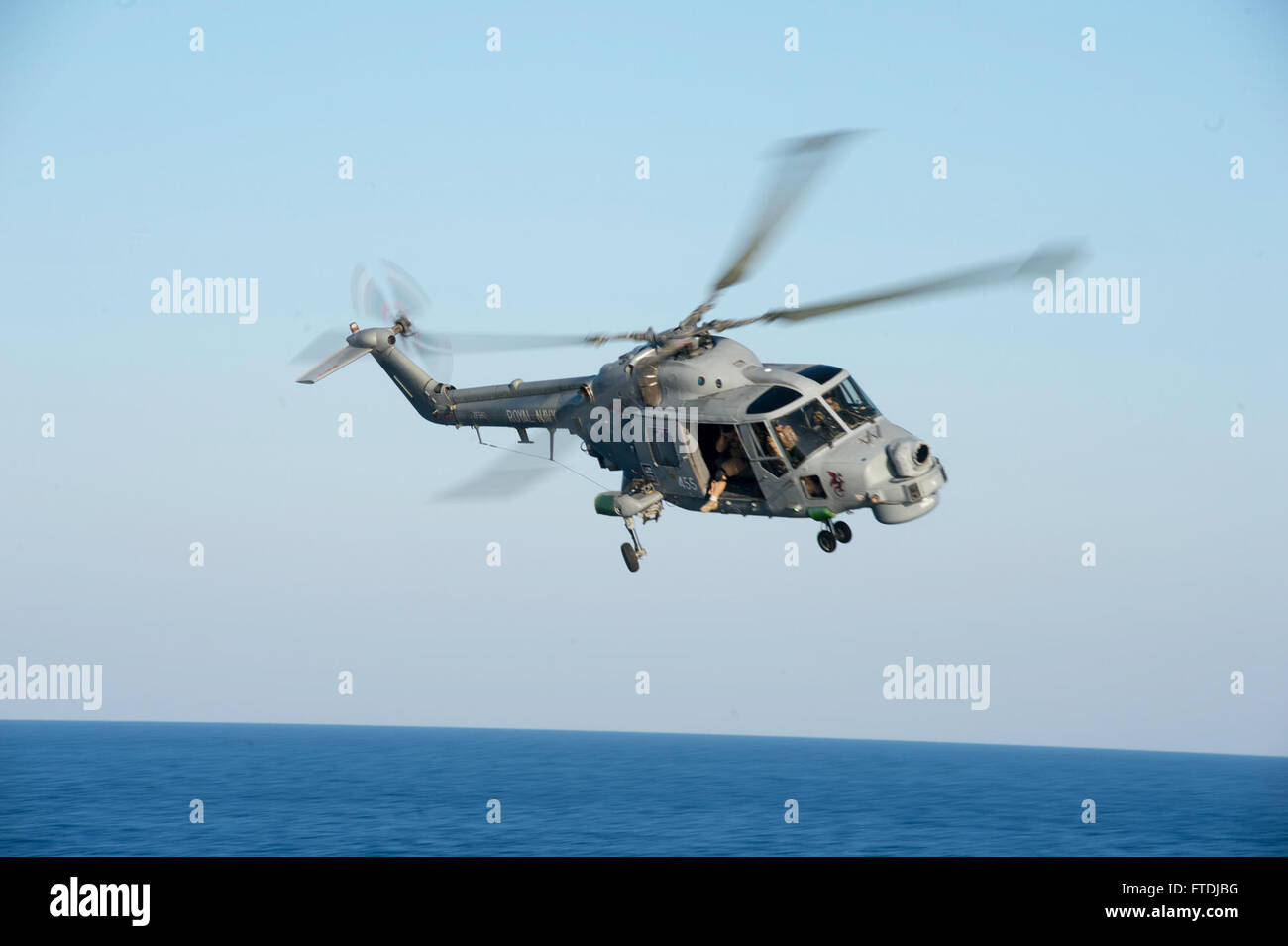 Un elicottero Lynx HMA-MK8 della Royal Navy britannica cattura immagini durante un'esercitazione di guerra anti-sommergibile coordinata nel Mar Mediterraneo, coinvolgendo varie forze navali. L'esercitazione includeva il sottomarino britannico HMS Talent, il cacciatorpediniere per la difesa aerea HMS Dragon e i cacciatorpediniere classe Arleigh Burke della Marina degli Stati Uniti, migliorando le capacità di difesa navale. Foto Stock