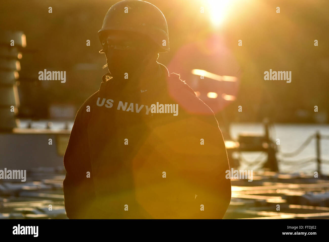 Un marinaio della Marina degli Stati Uniti sta guardando a bordo della USS Ross (DDG 71) mentre transitava nello stretto del Bosforo il 3 dicembre 2015. Il cacciatorpediniere era in viaggio verso il Mar Nero come parte di una pattuglia di routine per sostenere gli interessi di sicurezza degli Stati Uniti in Europa. Foto Stock